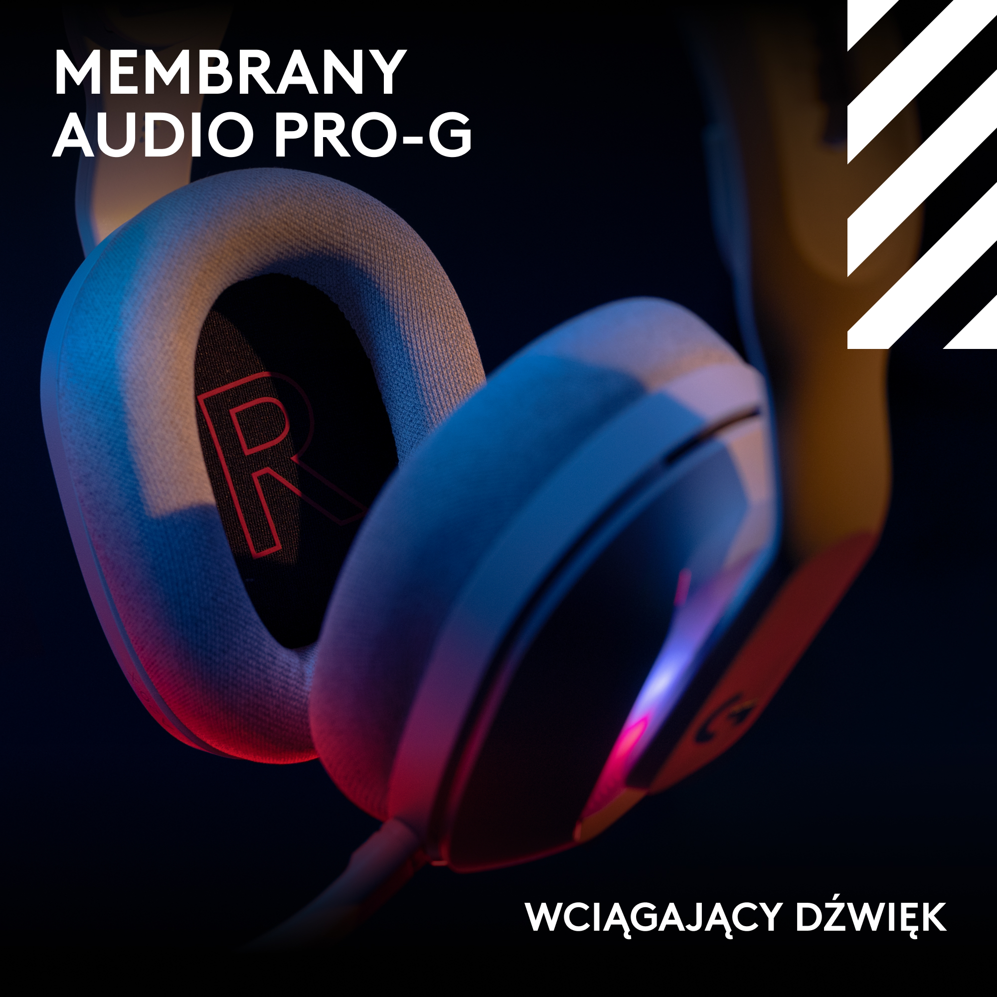Zbliżenie białych słuchawek z czerwonymi akcentami, oświetlonych niebieskim i czerwonym światłem. Tekst: 'MEMBRANY AUDIO PRO-G' i 'WCIĄGAJĄCY DŹWIĘK'.
