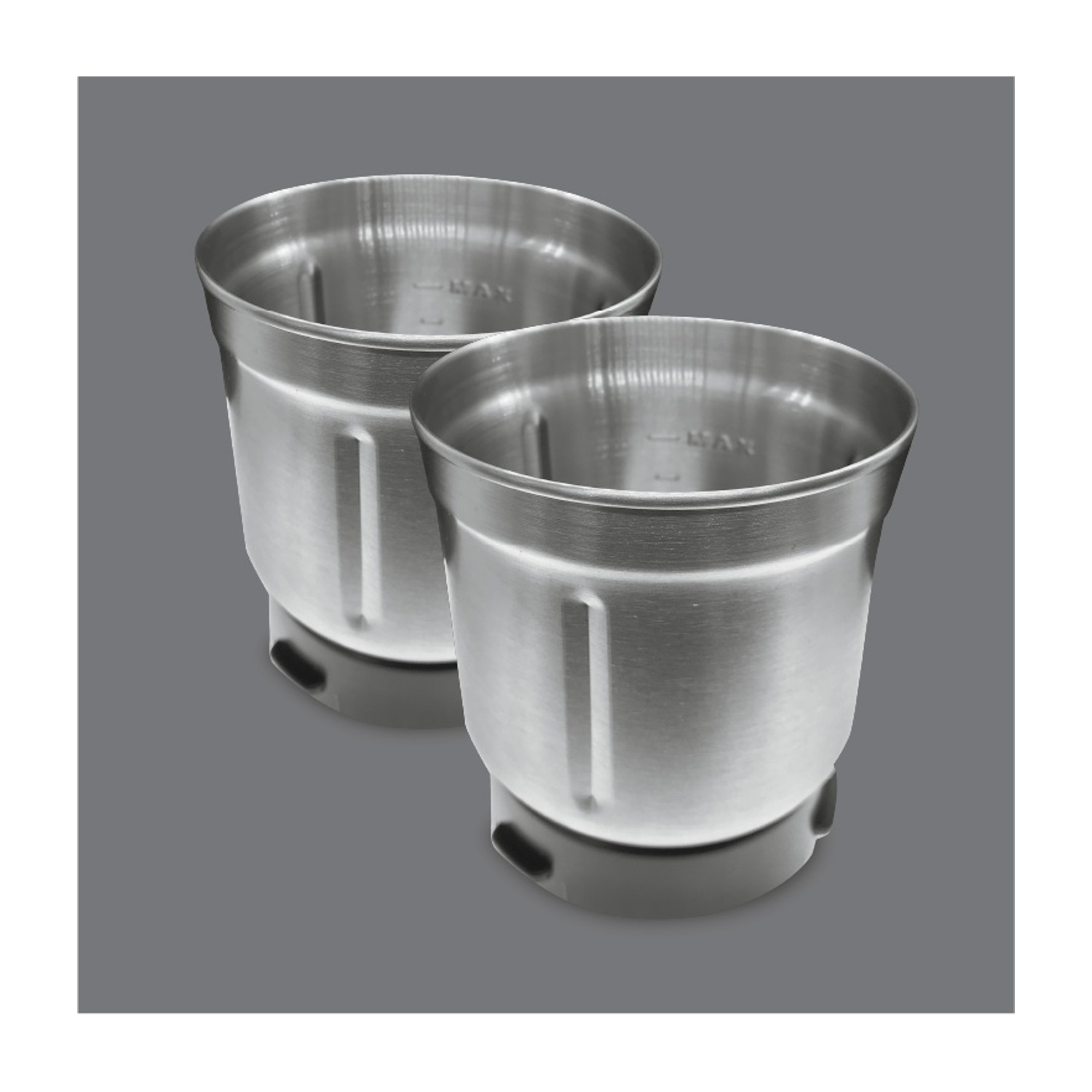 Due tazze in acciaio inox leggermente angolate su sfondo grigio. Ognuna ha una base scura e un'indicazione 'MAX'.