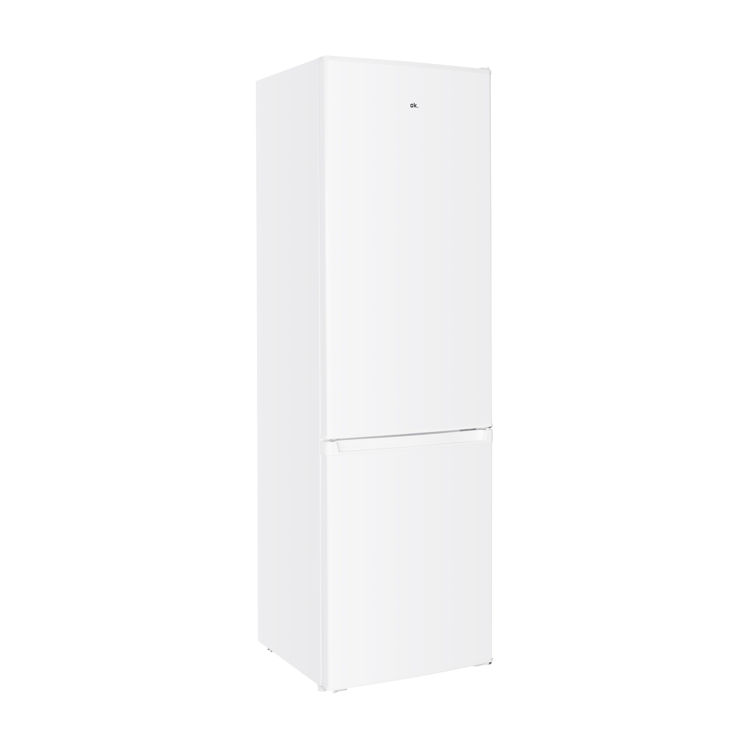 Un frigorifero bianco con congelatore in basso. Il marchio 'ok.' è visibile sulla porta superiore. È su sfondo bianco.