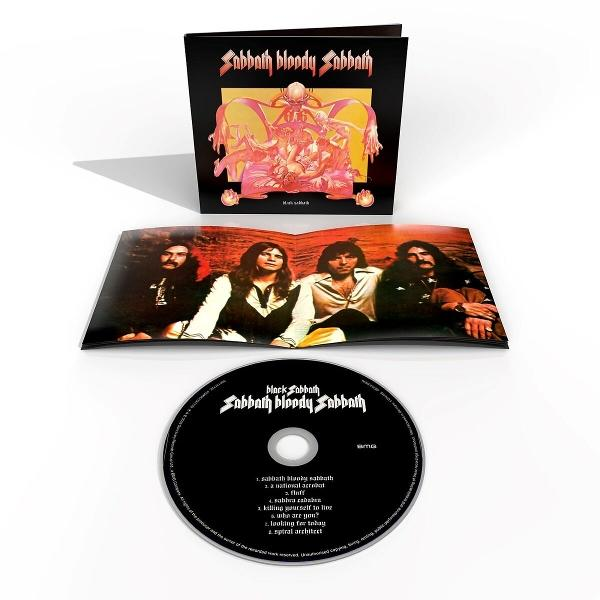 A Black Sabbath 'Sabbath Bloody Sabbath' albumának borítója. Album borítója, a zenekar tagjai és egy CD a számok listájával fehér háttéren.