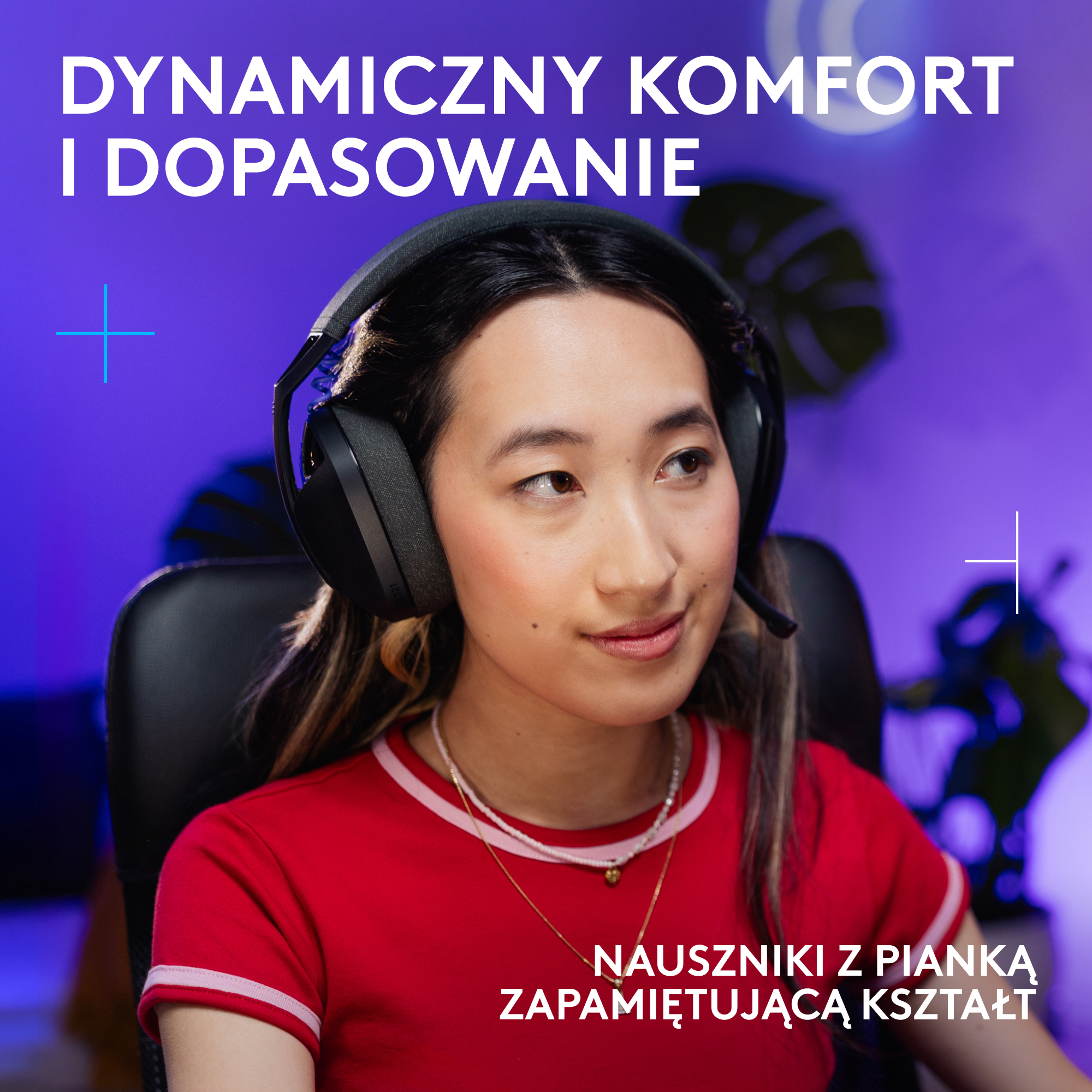 Kobieta w słuchawkach się uśmiecha. Ma na sobie czerwoną koszulę. Tekst mówi: Dynamiczny komfort i dopasowanie. Słuchawki z pianką zapamiętującą.