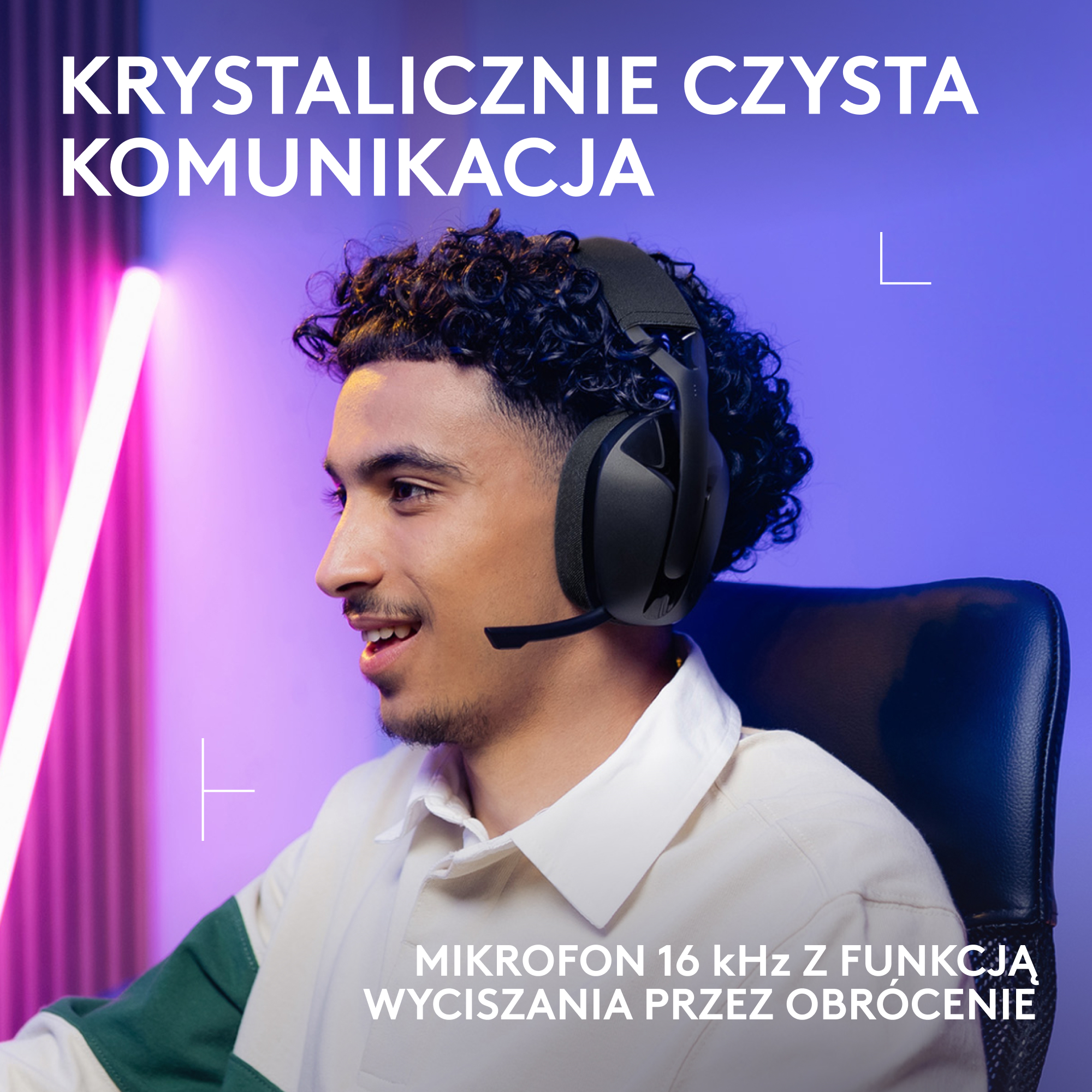 Mężczyzna w czarnym zestawie słuchawkowym z mikrofonem. Tekst u góry i na dole. Tło jest fioletowe i różowe.