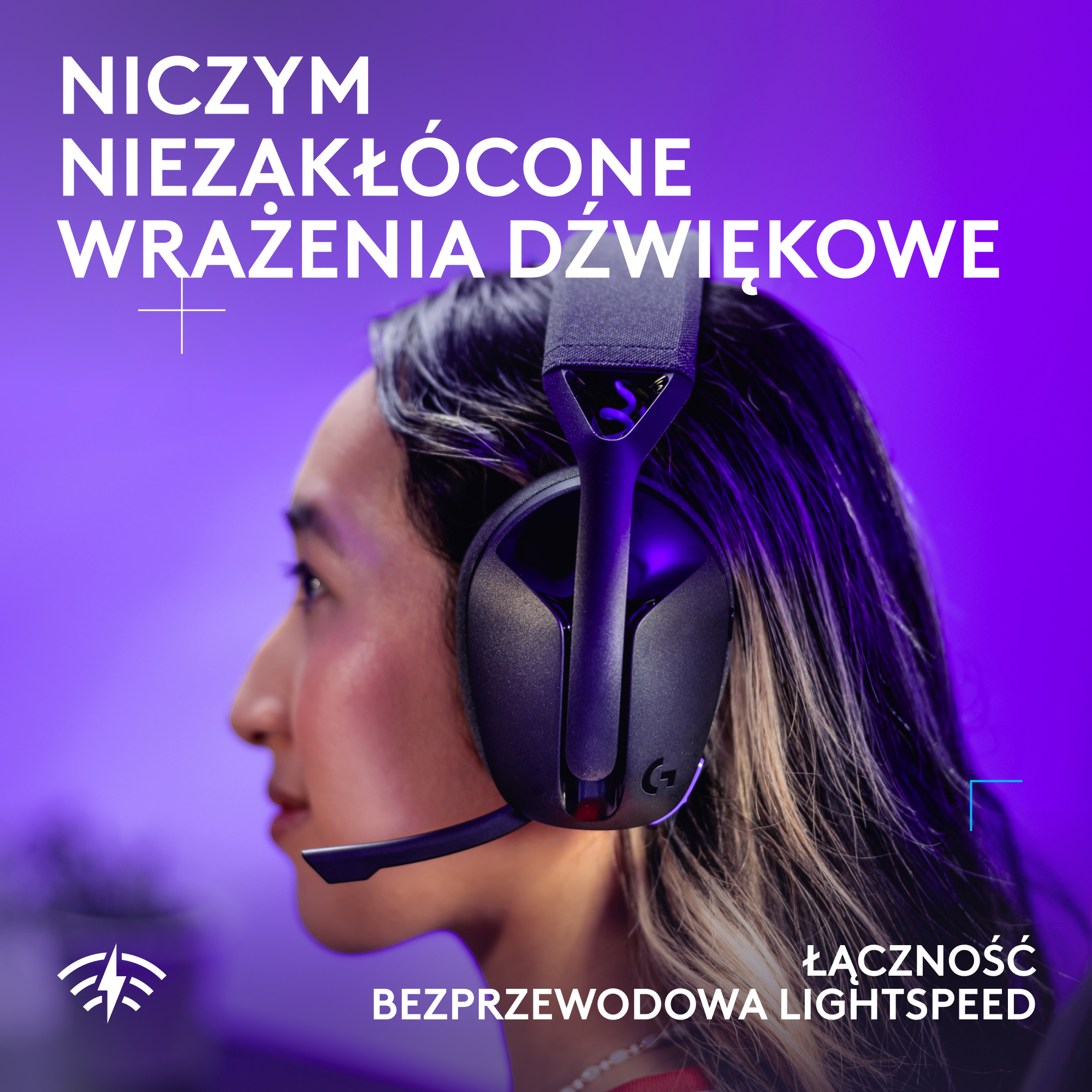 Osoba w czarnych słuchawkach, profil, na fioletowym tle z białym tekstem o dźwięku bezprzewodowym.