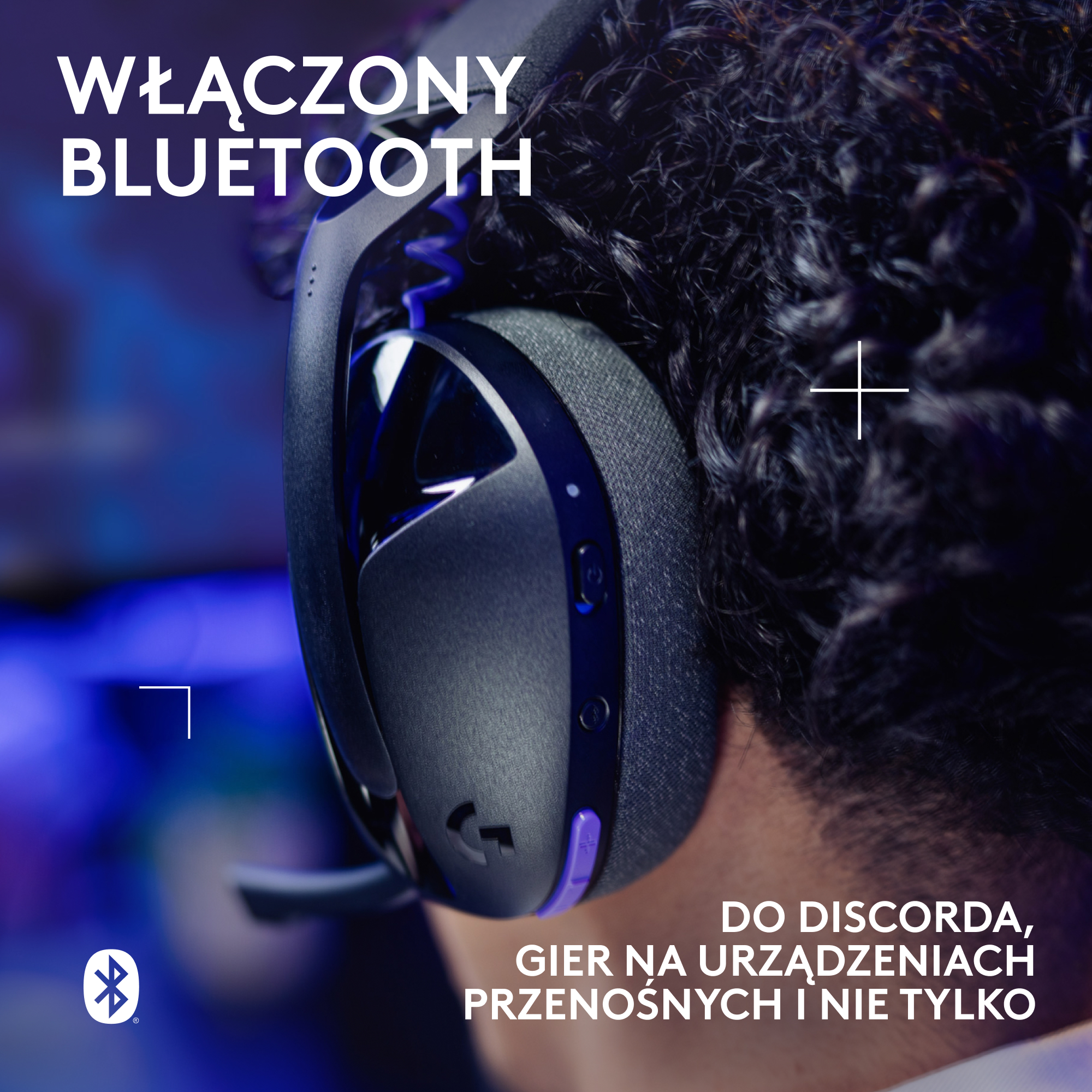 Osoba w czarnych słuchawkach. Tekst mówi 'Bluetooth włączony'. Tło jest rozmyte niebiesko-fioletowe.