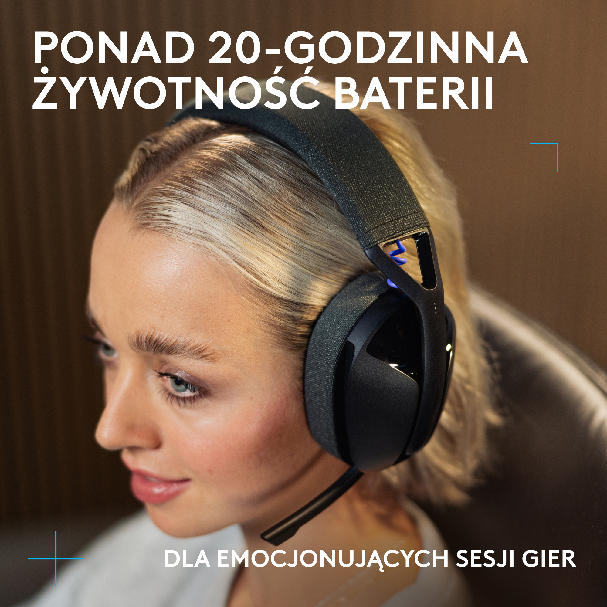 Kobieta w czarnych słuchawkach. Tekst u góry: '20 godzin pracy na baterii'. Tekst na dole: 'Dla ekscytujących sesji gier'.