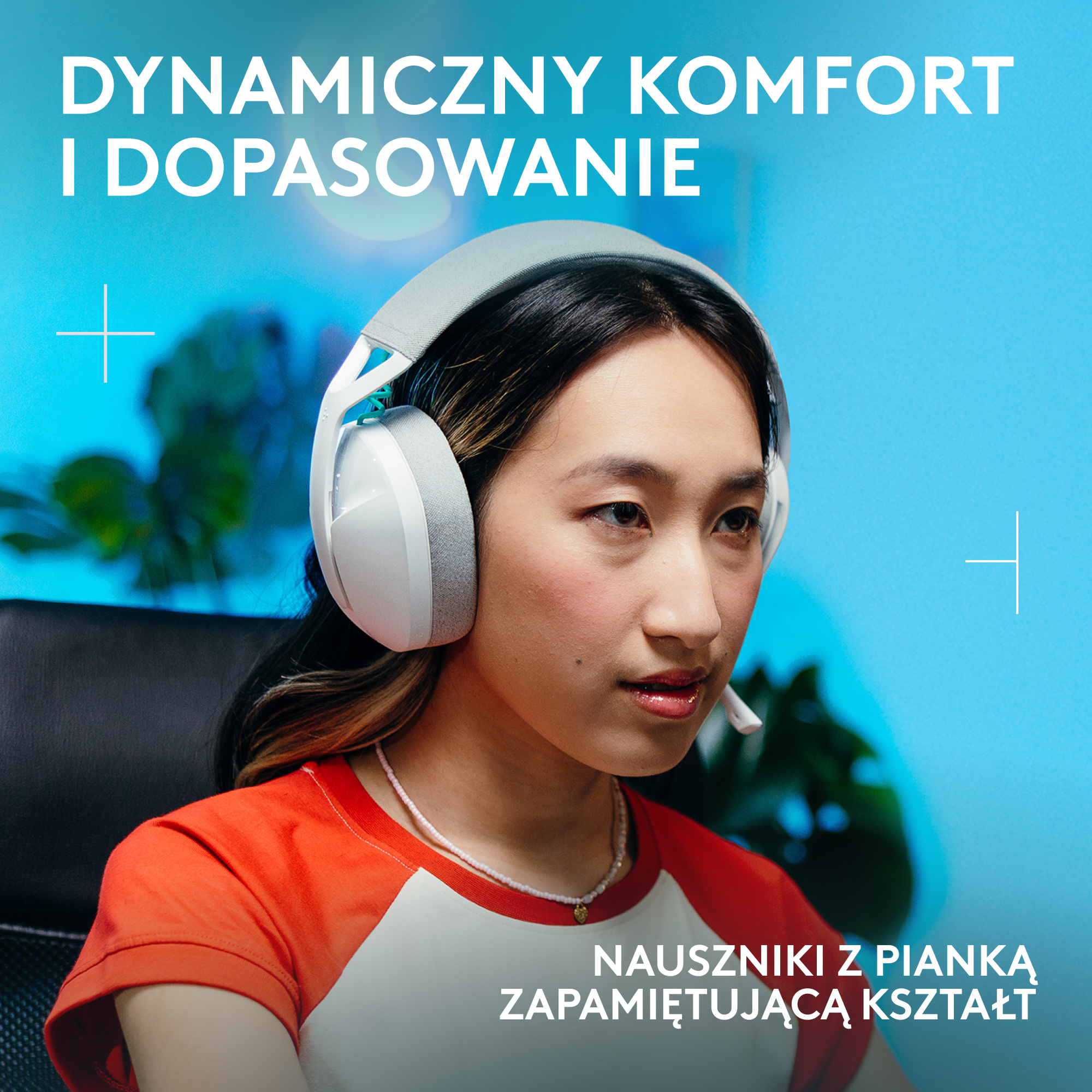 Kobieta nosi biały zestaw słuchawkowy. Ma pomarańczową koszulę. Tło jest niebieskie z polskim tekstem.