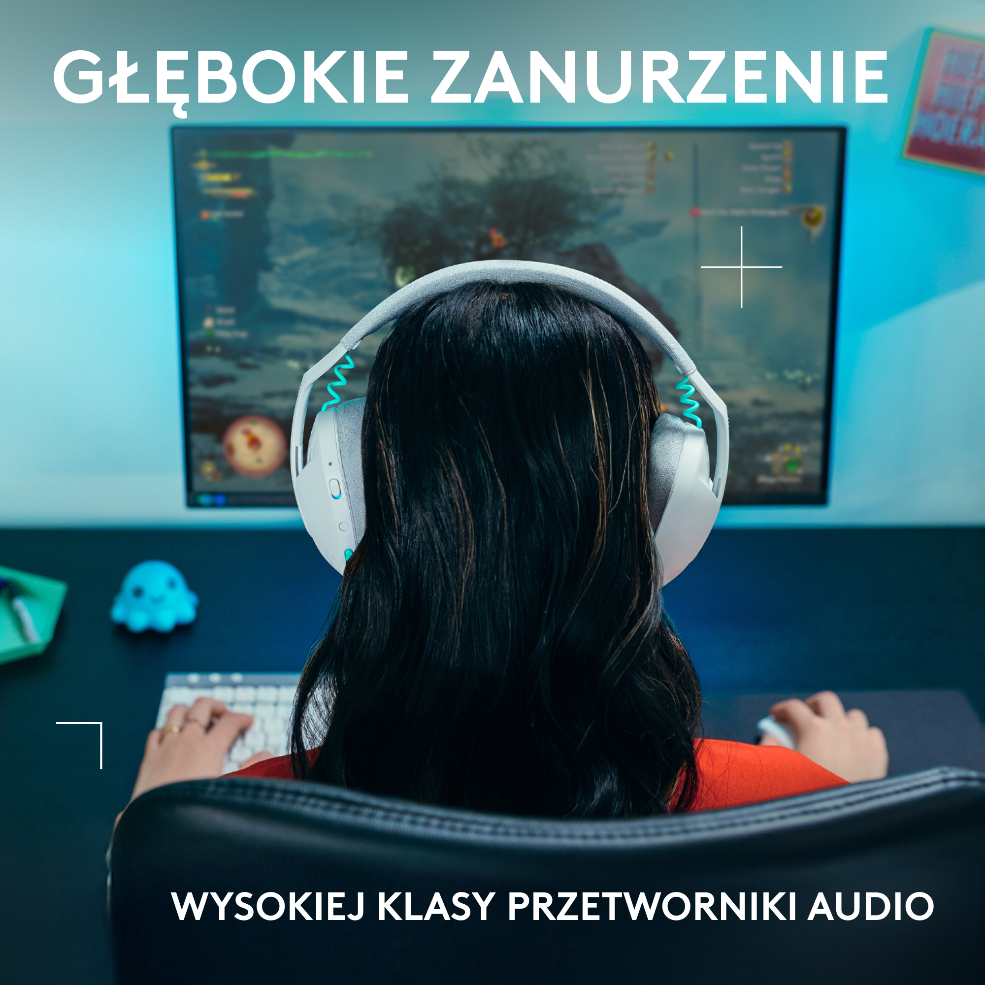 Osoba w słuchawkach gra w grę na komputerze. Tekst na ekranie to: "GŁĘBOKIE ZANURZENIE".