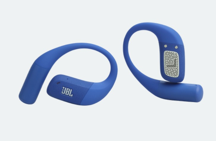 Dwa niebieskie słuchawki JBL z haczykiem na białym tle. Jeden jest pod kątem, drugi stoi prosto. Widoczne jest logo JBL.