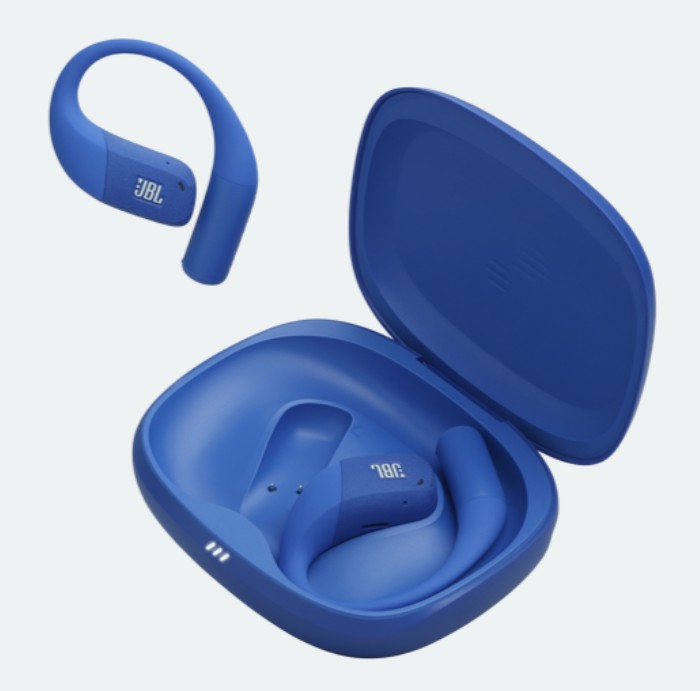 Niebieskie słuchawki JBL i etui ładujące. Jedna słuchawka jest osobno, druga w otwartym etui. Białe tło.