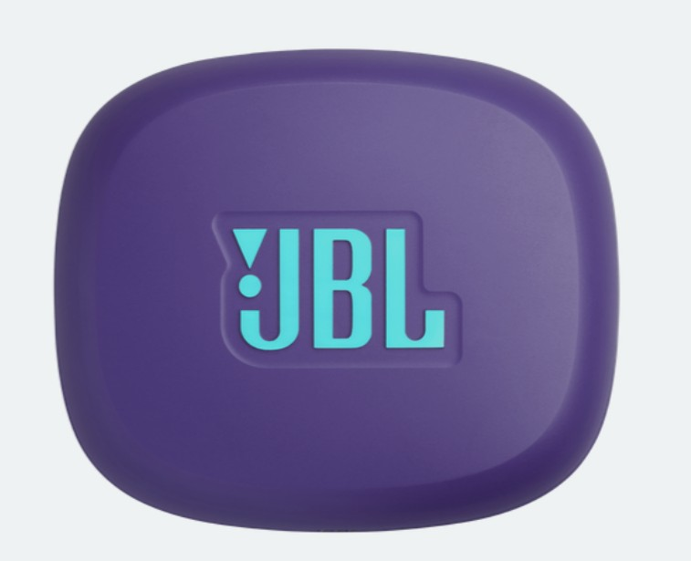Fioletowe, zaokrąglone kwadratowe etui z turkusowym logo JBL. Etui jest gładkie i ma subtelny połysk.