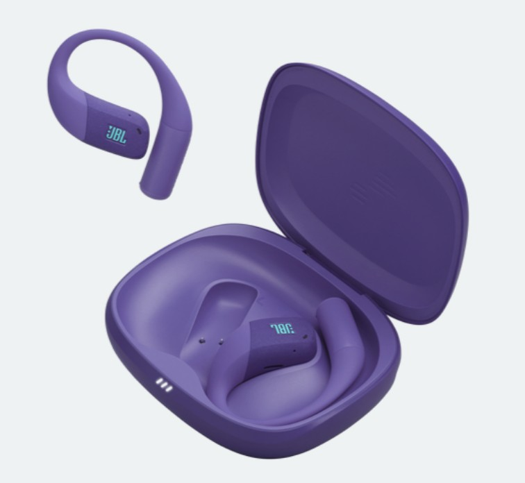 Fioletowe słuchawki JBL, jedna odłączona, druga w otwartym etui. Etui i słuchawki są fioletowe. Widoczne logo JBL.