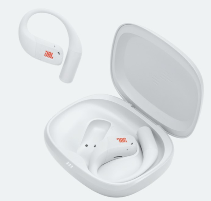 Białe słuchawki JBL i etui ładujące. Jedna słuchawka jest poza etui. Logo JBL jest pomarańczowe.