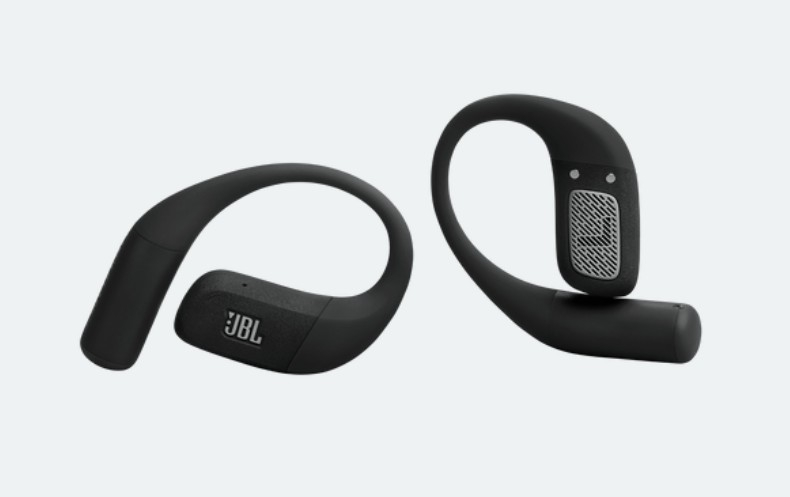 Dwa czarne słuchawki douszne JBL z zakrzywionymi zaczepami na uszy. Jeden pokazuje logo JBL, drugi kratkę głośnika.