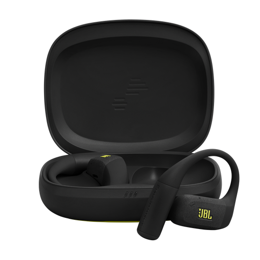 Czarne słuchawki JBL w etui ładującym. Jedna słuchawka jest poza etui. Żółte akcenty na słuchawkach i etui.