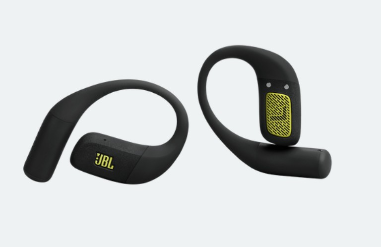 Dwa czarne bezprzewodowe słuchawki JBL z żółtymi akcentami na białym tle. Jedna słuchawka jest pod kątem, druga prosta.