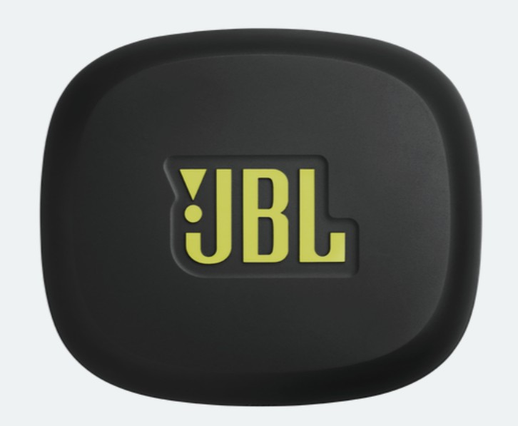 Czarny, zaokrąglony obiekt z żółtym logo JBL. Logo jest wytłoczone na obiekcie. Tło jest jasnoszare.
