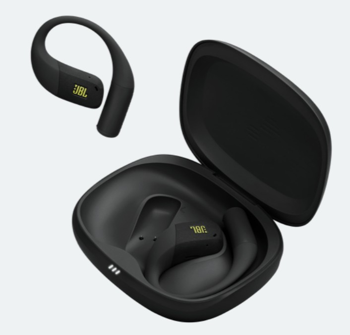Czarne słuchawki JBL, jedna odłączona, druga w otwartym czarnym etui. Obie mają logo JBL. Białe tło.