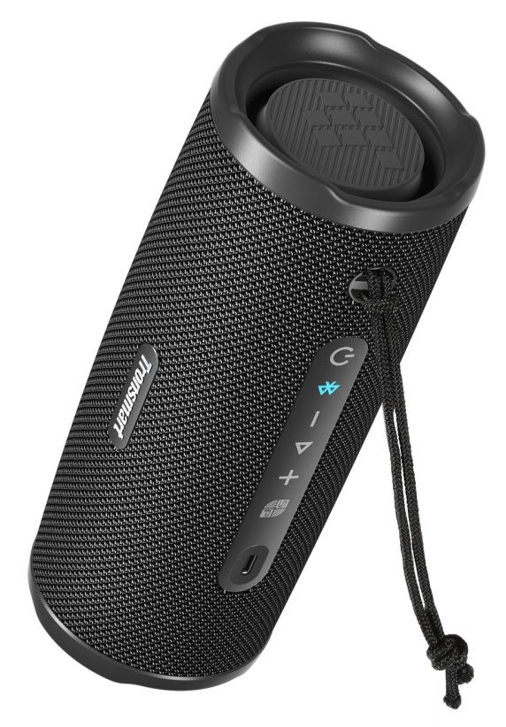 Czarny głośnik Tronsmart. Jest cylindryczny z przyciskami sterowania i smyczą. Głośnik ma siatkową teksturę i czarne logo.