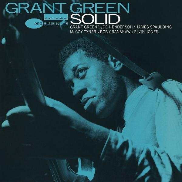 Grant Green 'Solid' című albumának borítója. Egy fehér inges férfi gitározik. A szöveg tartalmazza az album címét, a művészt és más zenészeket.
