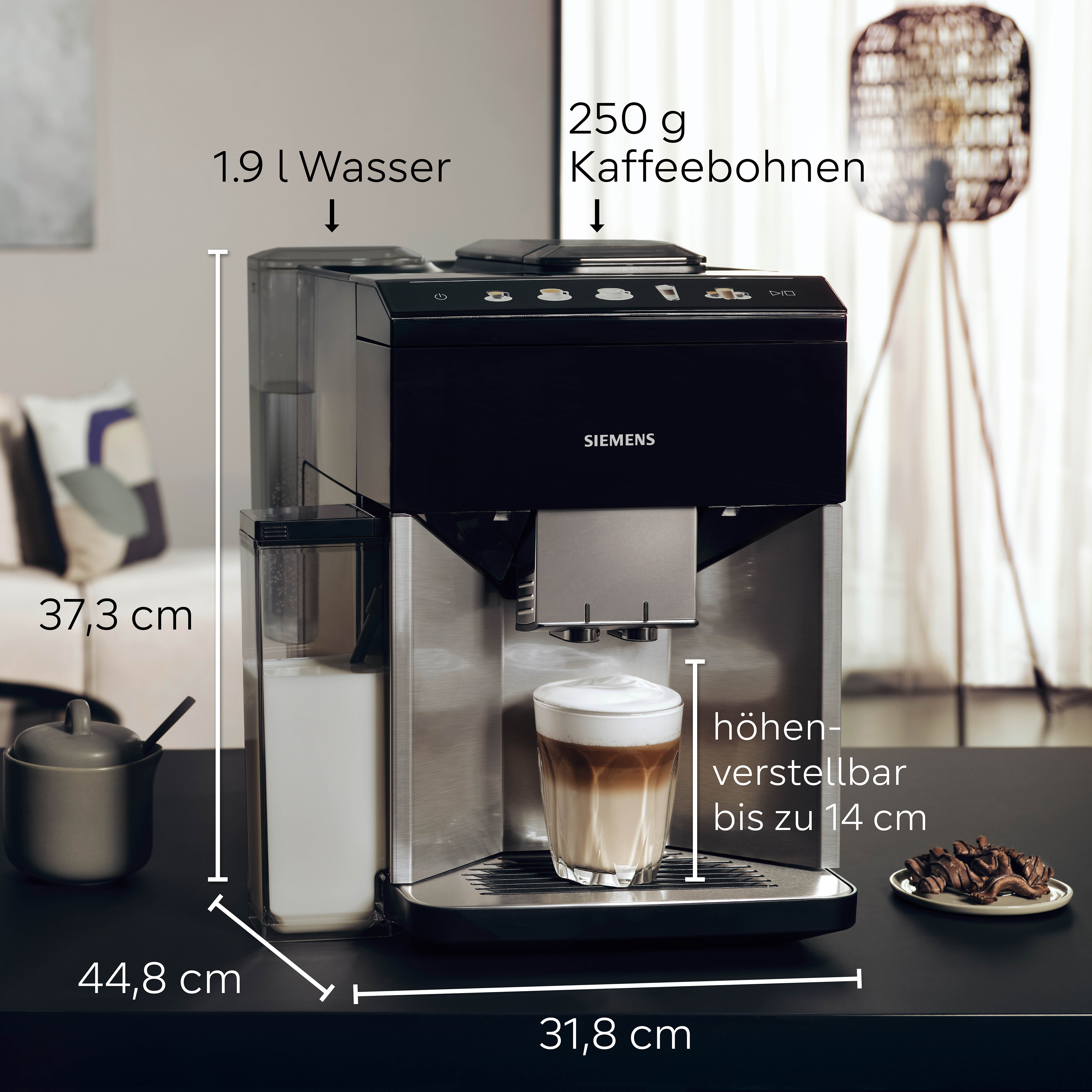 Eine schwarze Siemens-Kaffeemaschine. Ein Latte Macchiato in einem Glas wird ausgegeben. Abmessungen und Kaffeebohnen sind angegeben.