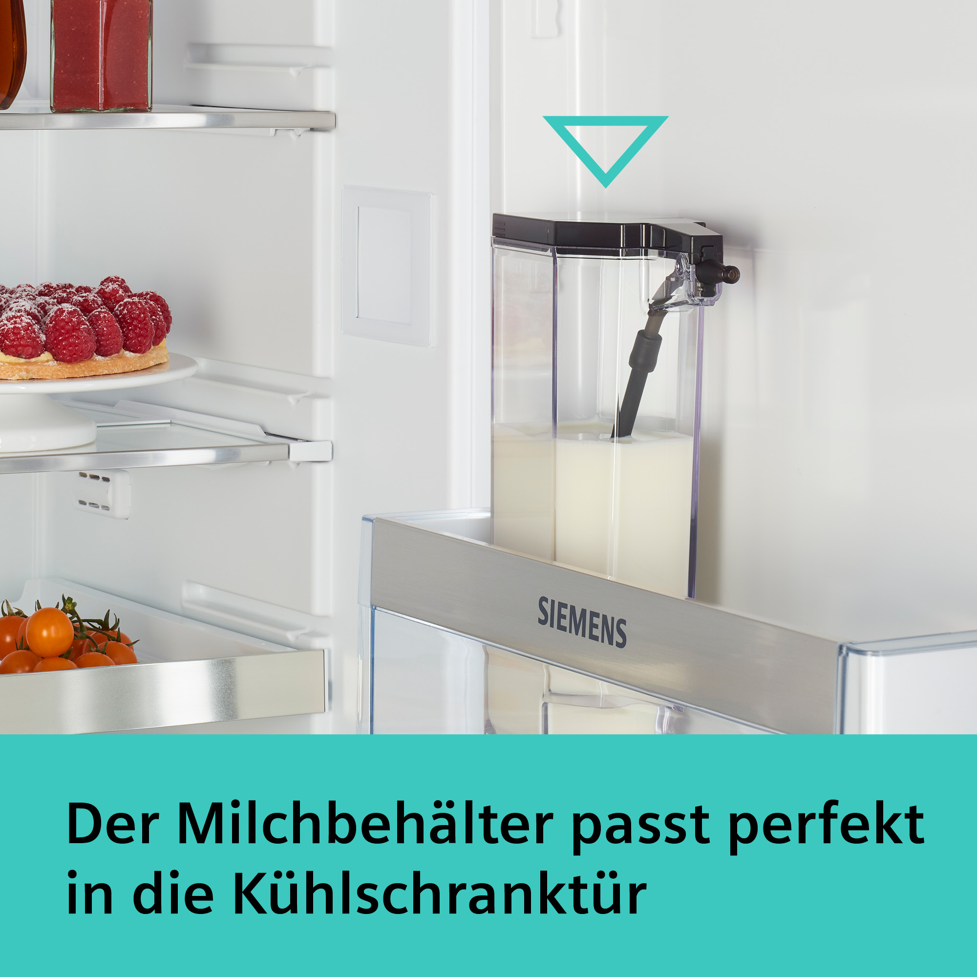 Kühlschrankinnenraum mit Milchbehälter. Himbeeren auf Kuchen, Tomaten und Gläser auf Regalen.