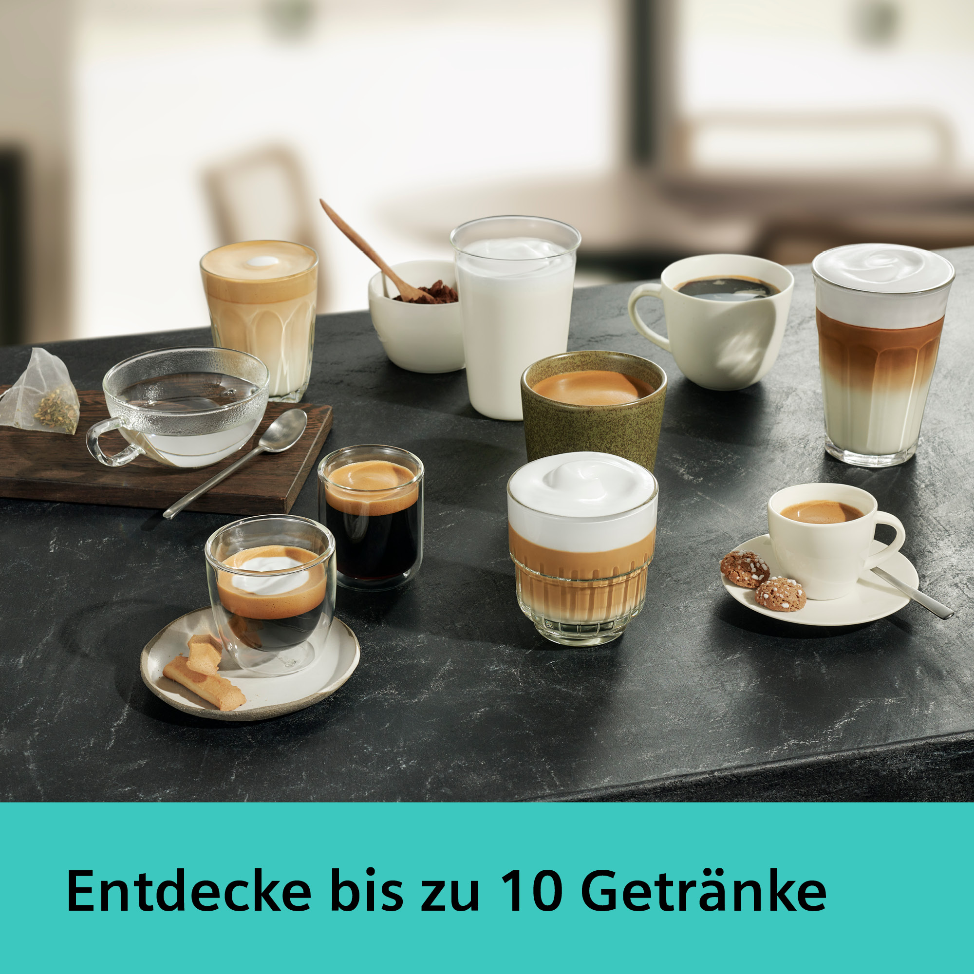 Verschiedene Kaffeegetränke auf einer dunklen Arbeitsplatte. Enthält Espresso, Latte, Cappuccino und andere Getränke.