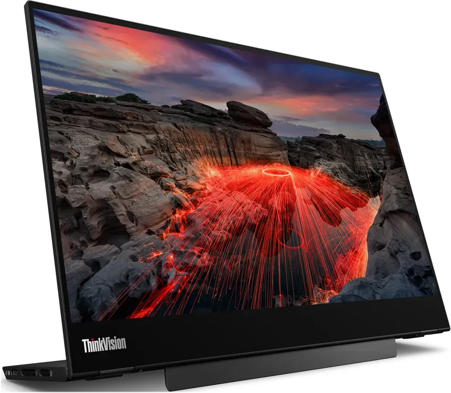 Ein ThinkVision-Monitor zeigt eine feurige Szene mit roten Funken über einer felsigen Landschaft unter einem Sonnenuntergangshimmel.