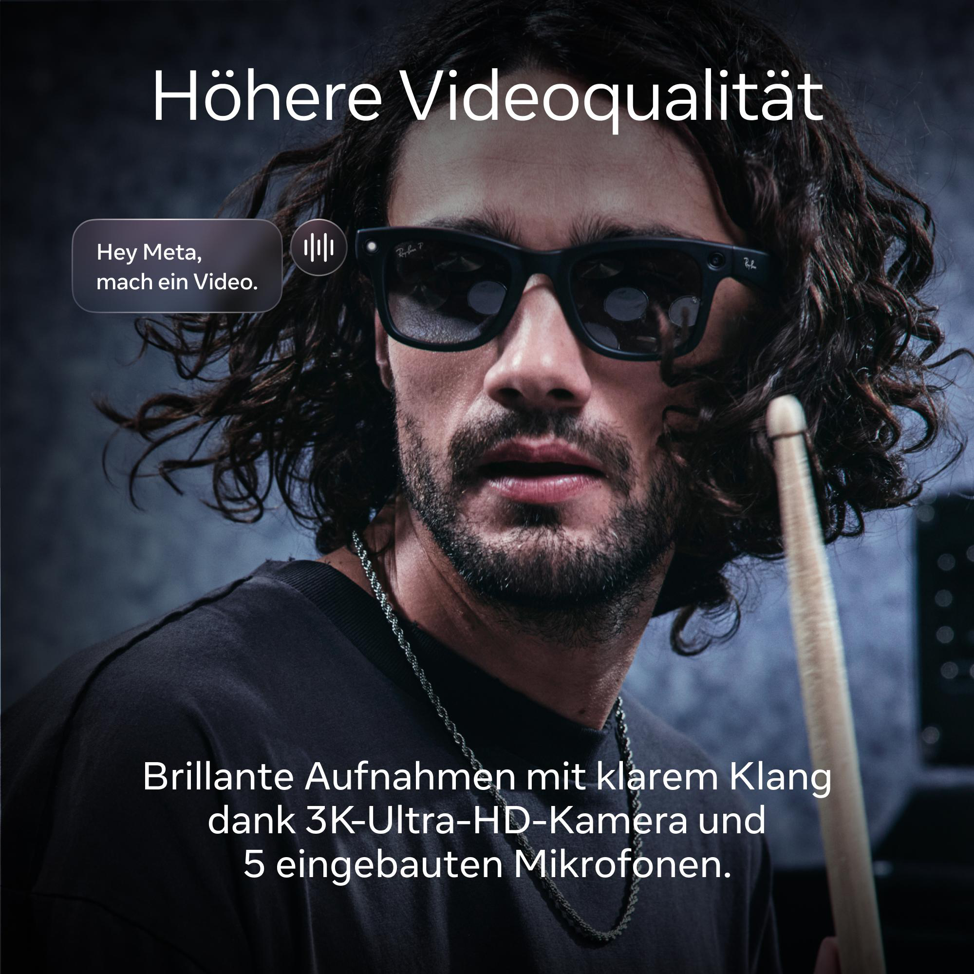 Mann mit Sonnenbrille und Trommelstock. Text: Höhere Videoqualität, Hey Meta, mach ein Video. Brillante Aufnahmen.