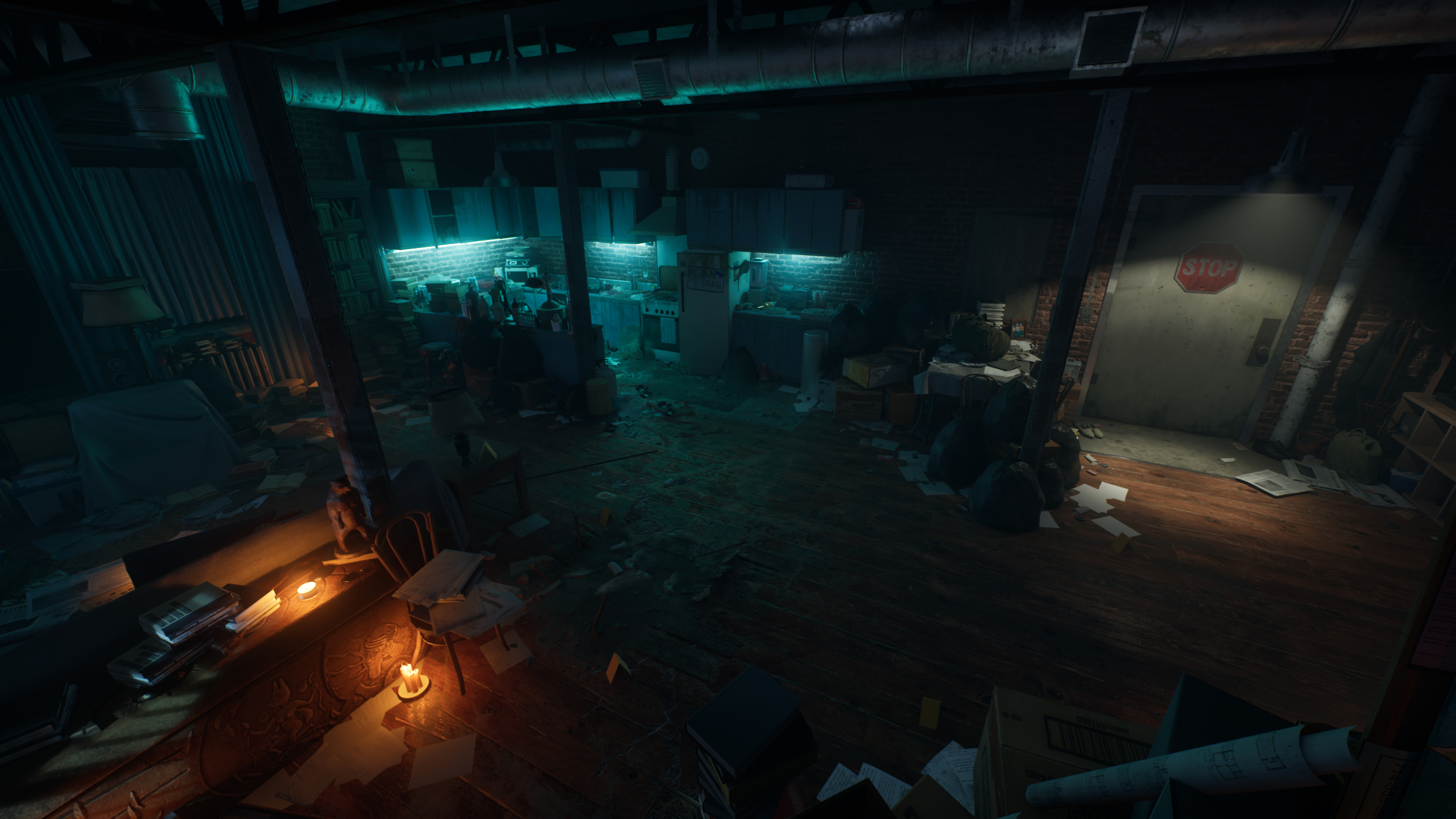 Słabo oświetlony, zagracony pokój. Znak stopu na drzwiach. Świeca, papiery i worki na śmieci rozrzucone na podłodze.