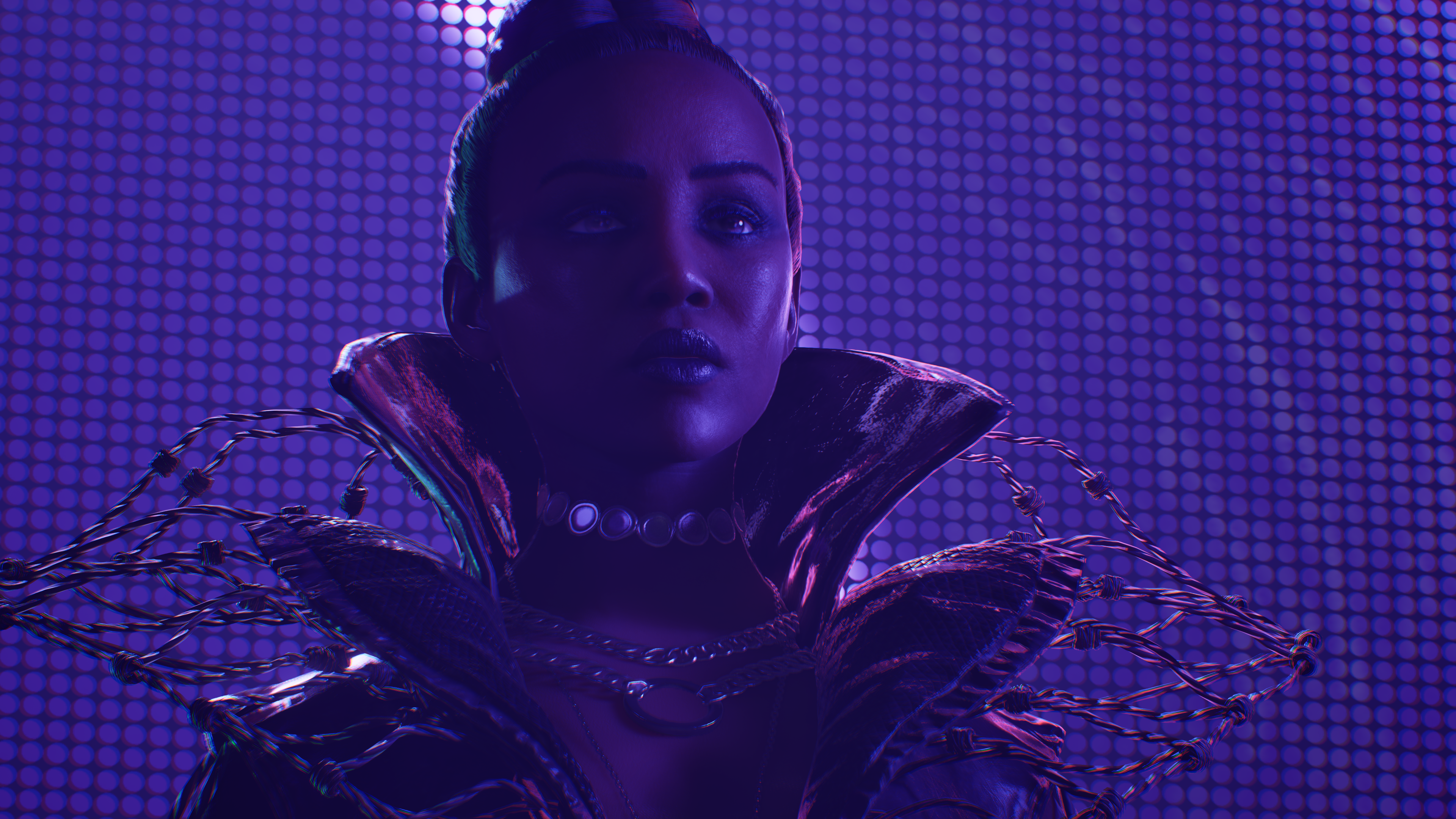 Kobieta z ciemną skórą i włosami w koku, ubrana w ciemny strój, z drucianym kołnierzem, na fioletowym tle w kropki.