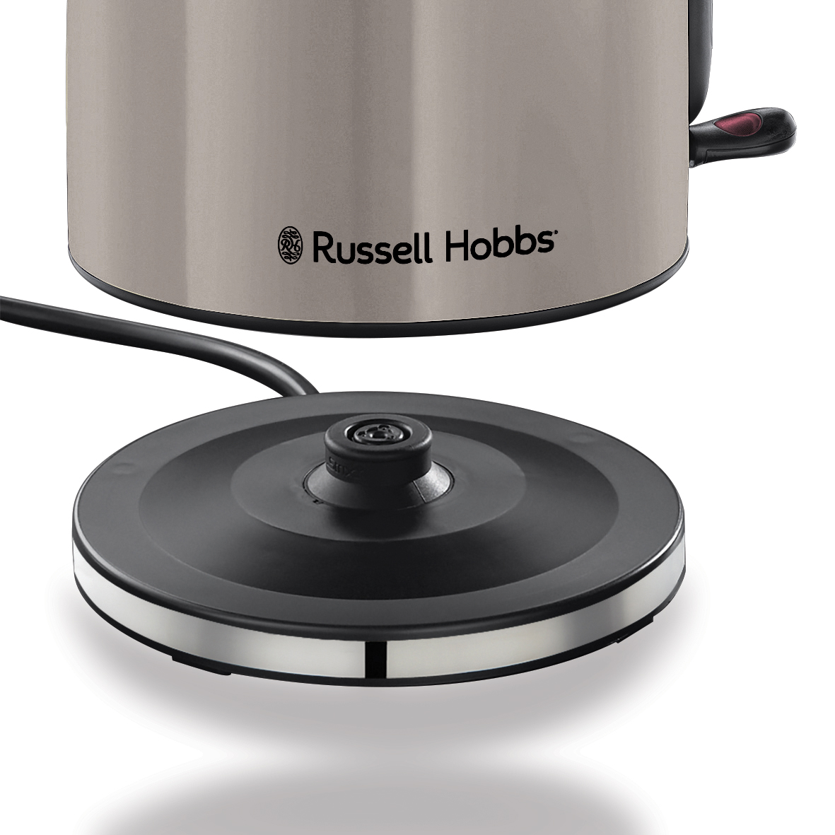 A Russell Hobbs vízforraló közeli képe. Az alap fekete, a vízforraló ezüstszínű, a márkanév látható.