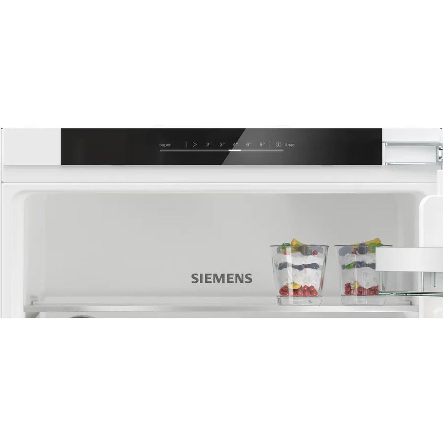 In een witte koelkast. Twee glazen desserts staan op een plank. Een bedieningspaneel is zichtbaar. De merknaam 'SIEMENS' is aanwezig.