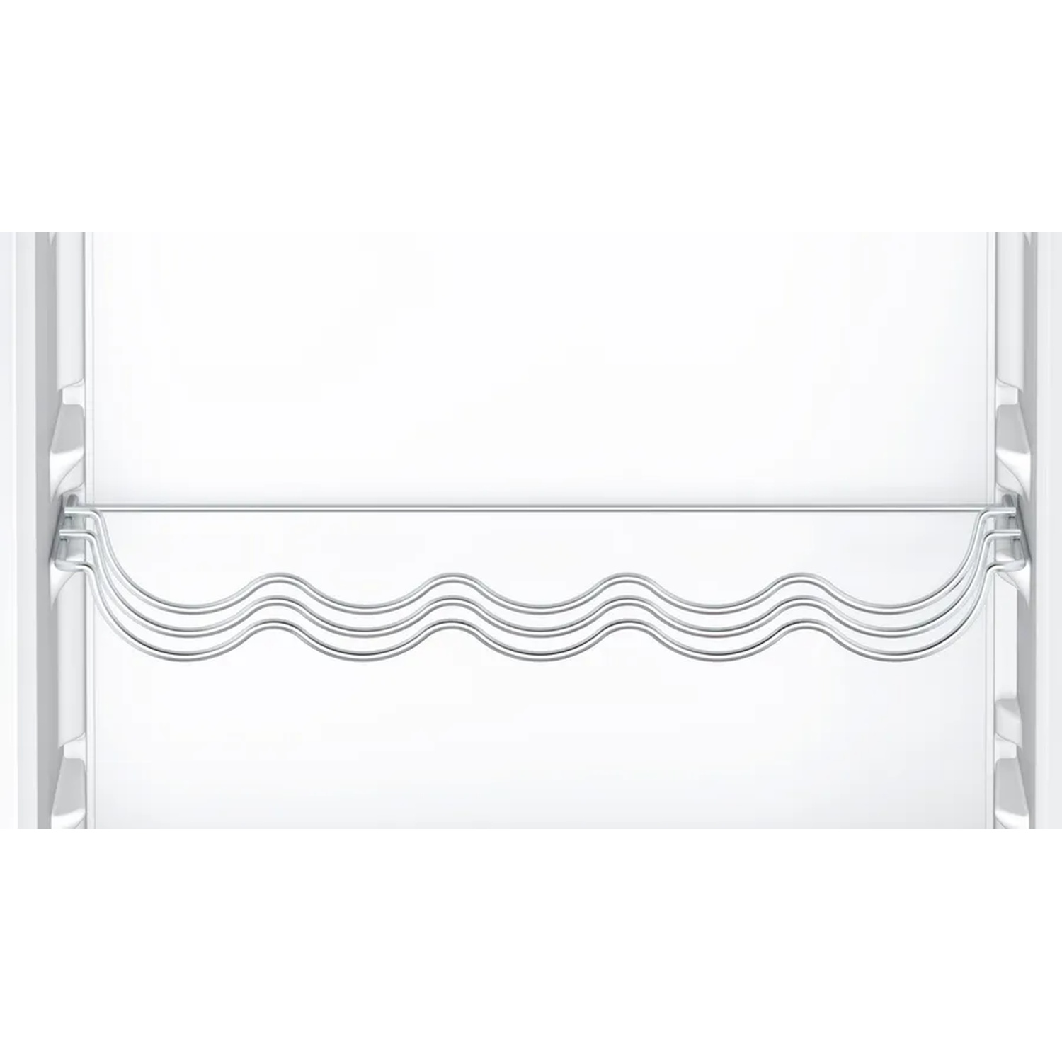 Binnenin een witte koelkast is een metalen wijnrek geïnstalleerd. Het rek heeft een golvend ontwerp en is horizontaal geplaatst.