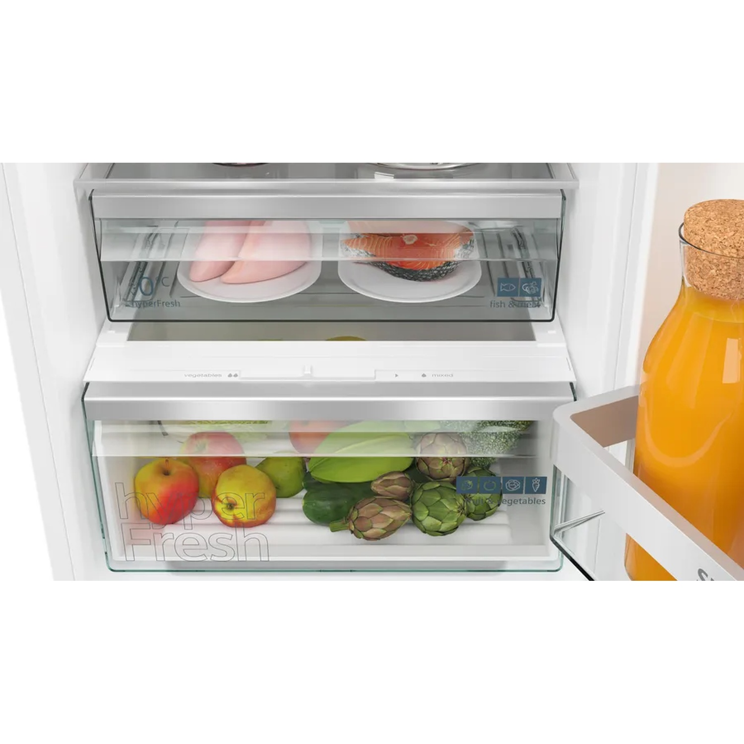 Interieur van een koelkast met fruit, groenten en vis. Appels, artisjokken, zalm en een sapfles zijn zichtbaar.