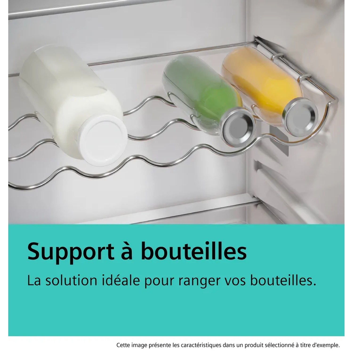 À l'intérieur d'un réfrigérateur, des bouteilles de lait, de jus vert et de jus jaune sont dans un support métallique. Texte : Support à bouteilles, solution idéale pour les bouteilles.