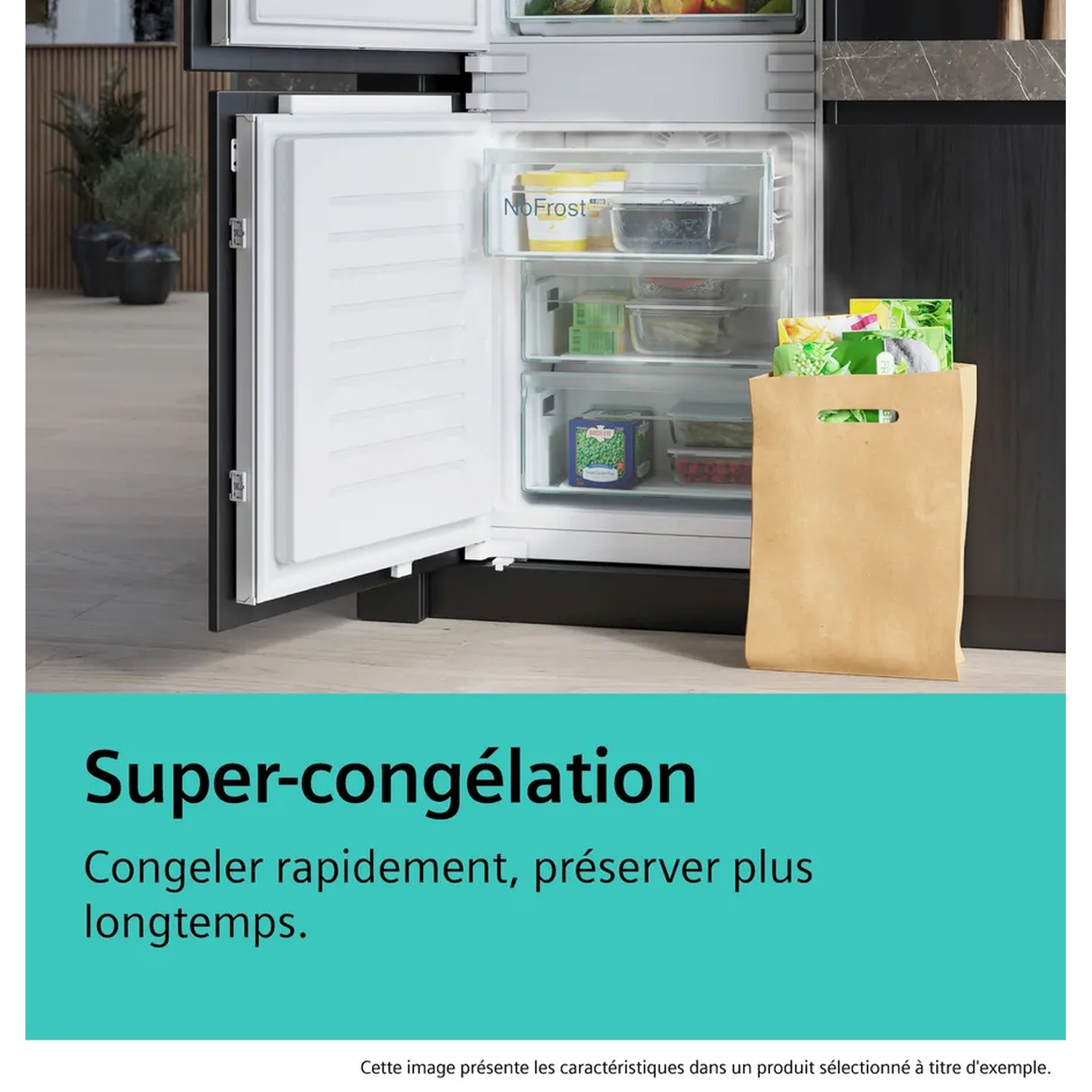Réfrigérateur avec porte ouverte, montrant le contenu du congélateur. Un sac en papier brun contient des aliments surgelés. Texte: 'Super-congélation'.