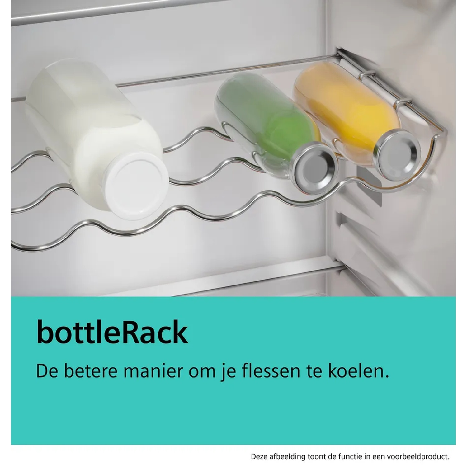 Een flessenrek in een koelkast houdt drie flessen vast: melk, groene vloeistof en gele vloeistof. Het rek is zilverkleurig, tegen een wit interieur.