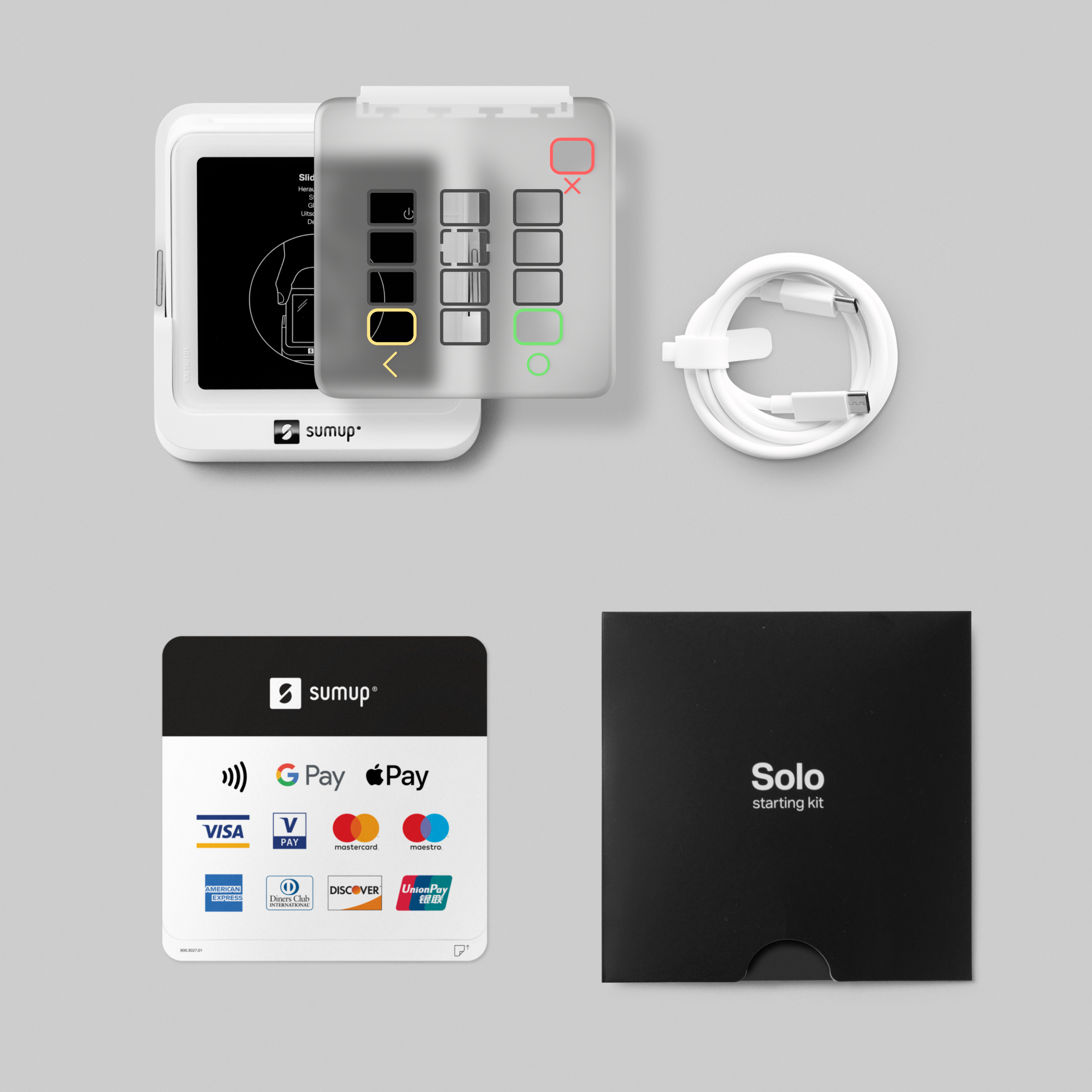 Ein weißes SumUp-Kartenlesegerät mit Tastaturabdeckung, ein weißes Kabel und eine schwarze Starterkit-Box auf grauem Untergrund.