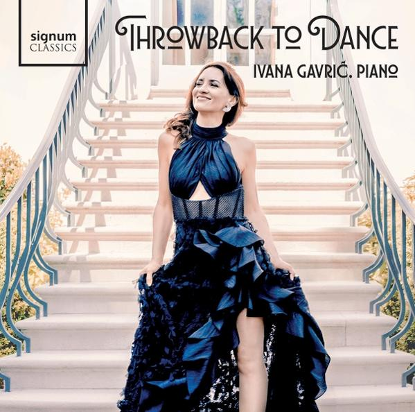 Eine Frau in einem blauen Kleid steht auf einer Treppe. Das Albumcover zeigt 'Throwback to Dance' und 'Ivana Gavrić, Piano'.