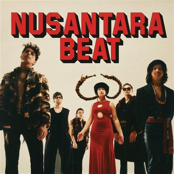 Bandporträt. Sechs Personen in verschiedenen Outfits. Text 'NUSANTARA BEAT' in Rot. Der Hintergrund ist hellbeige.
