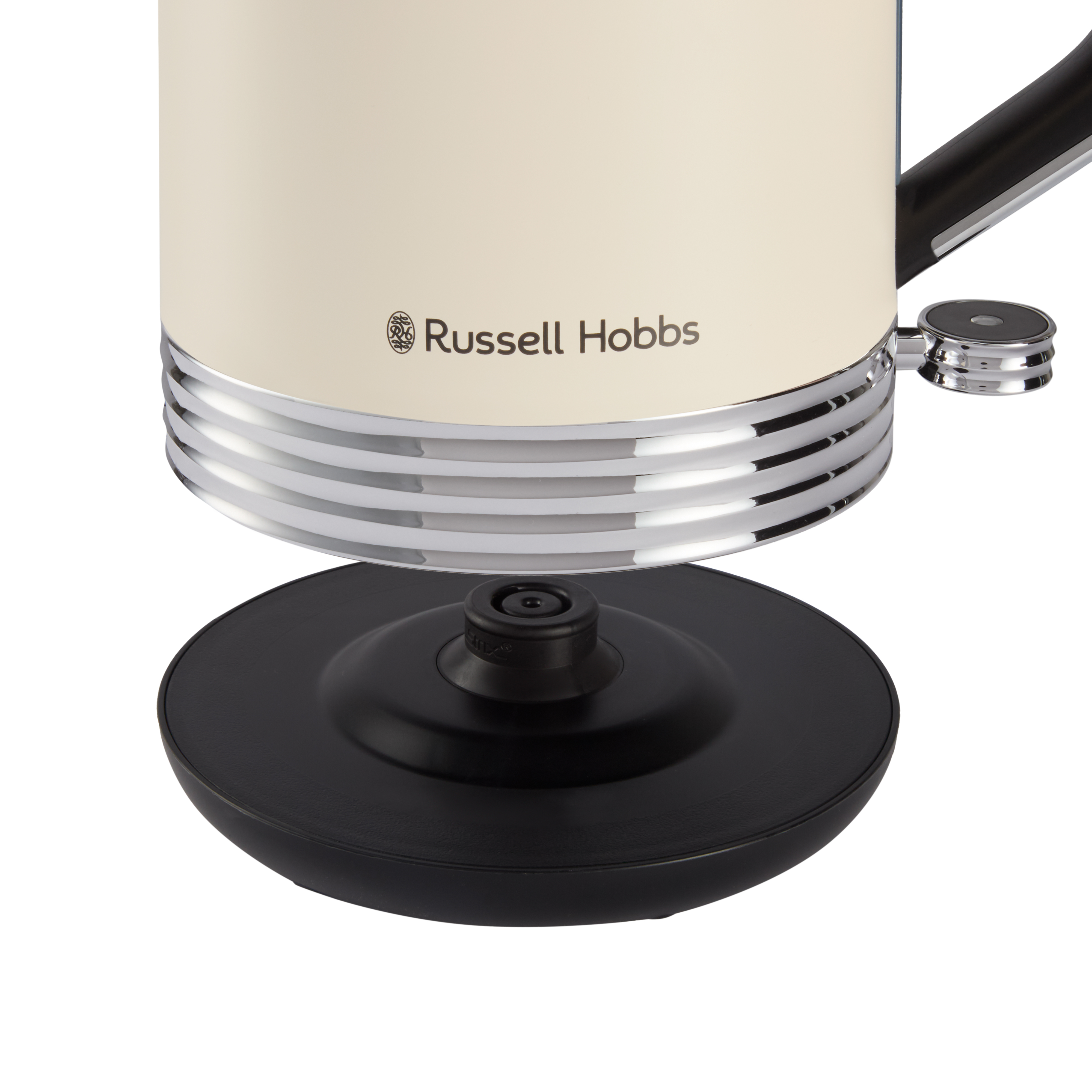 Krémszínű elektromos vízforraló, króm részletekkel. Fekete alap. Russell Hobbs logó látható.