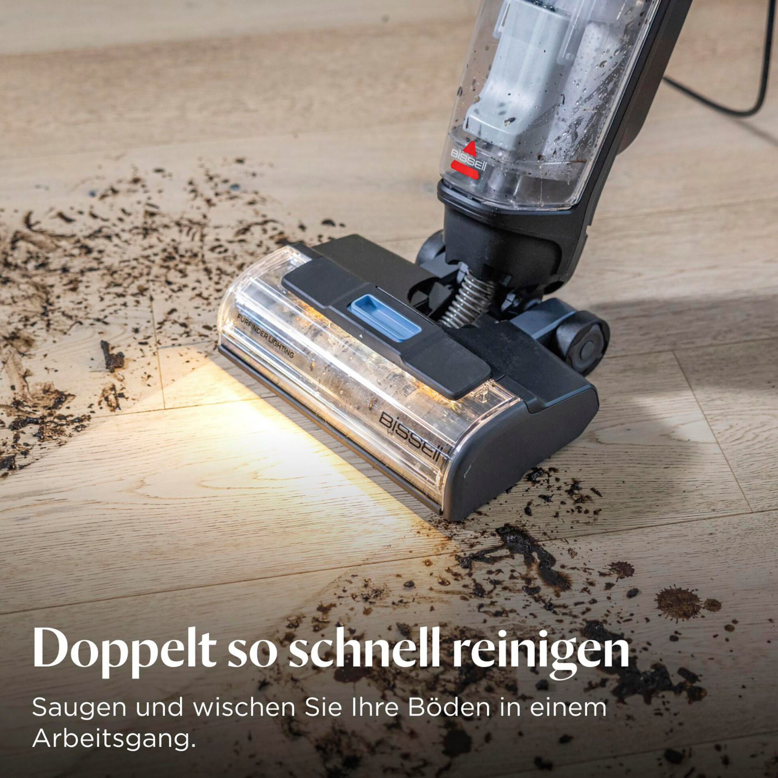 Ein schwarzer und grauer Bissell-Staubsauger reinigt einen schmutzigen Holzboden. Schmutz- und Wasserflecken sind sichtbar.