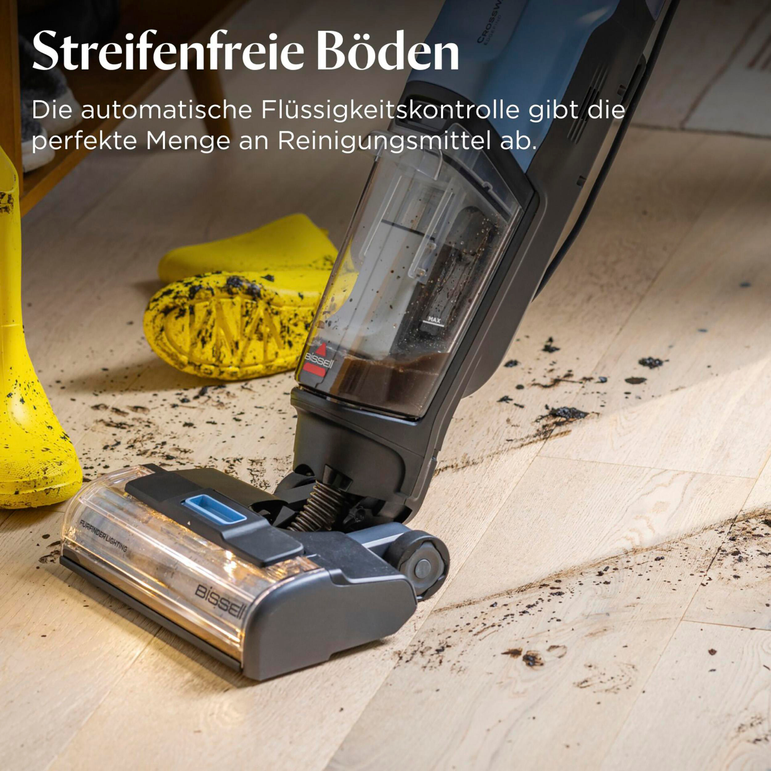 Ein Bodenreiniger mit schmutzigem Boden. Gelbe Stiefel sind im Hintergrund.