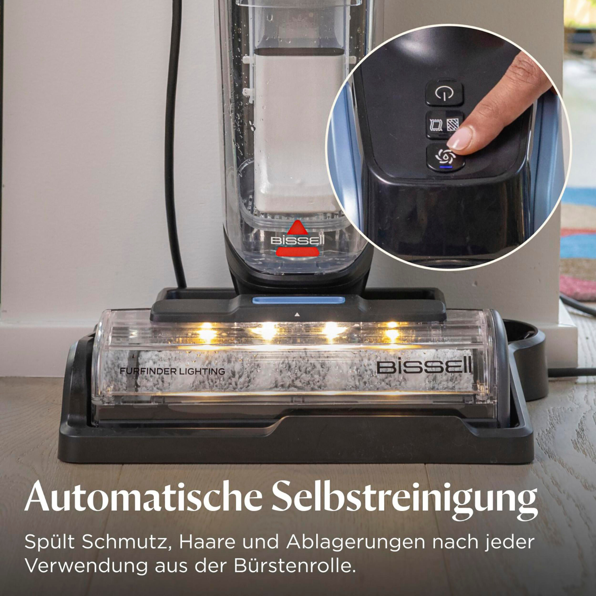 Ein Bissell-Reiniger, bei dem ein Finger auf eine Taste drückt. Der Reiniger hat einen Wassertank und einen Reinigungskopf.