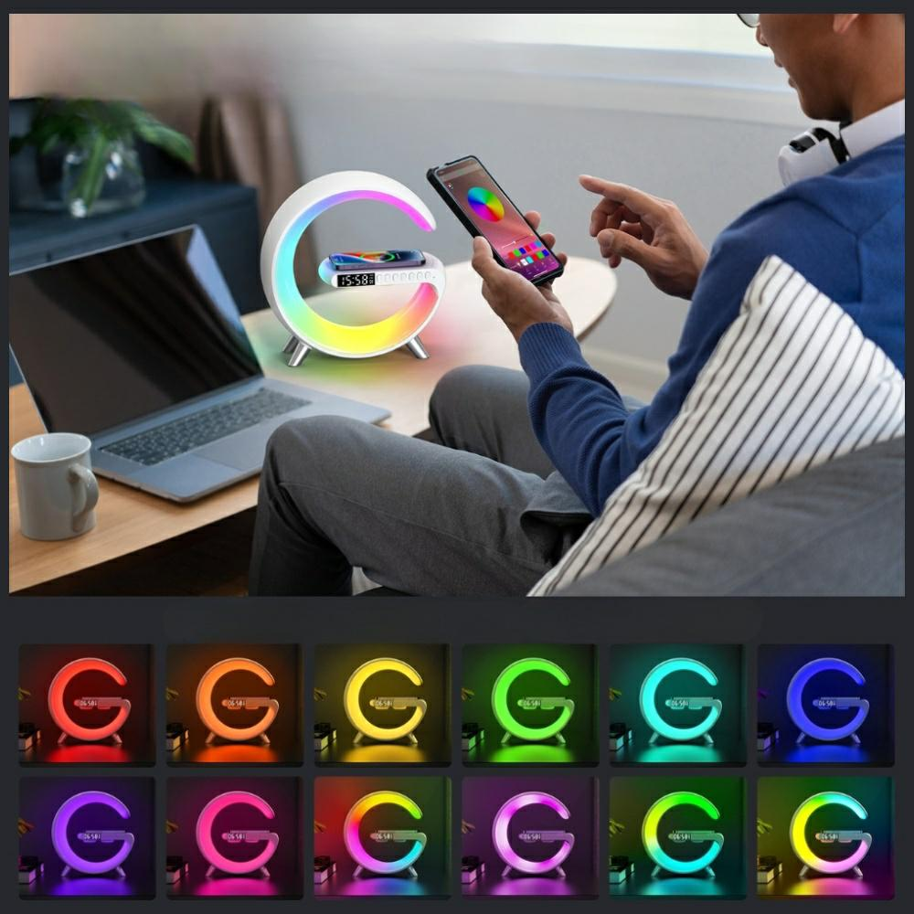 Mężczyzna używa telefonu z opcjami kolorów, w pobliżu lampy z ładowaniem telefonu. Laptop i kubek na stole. Kanapa i poduszki w tle.