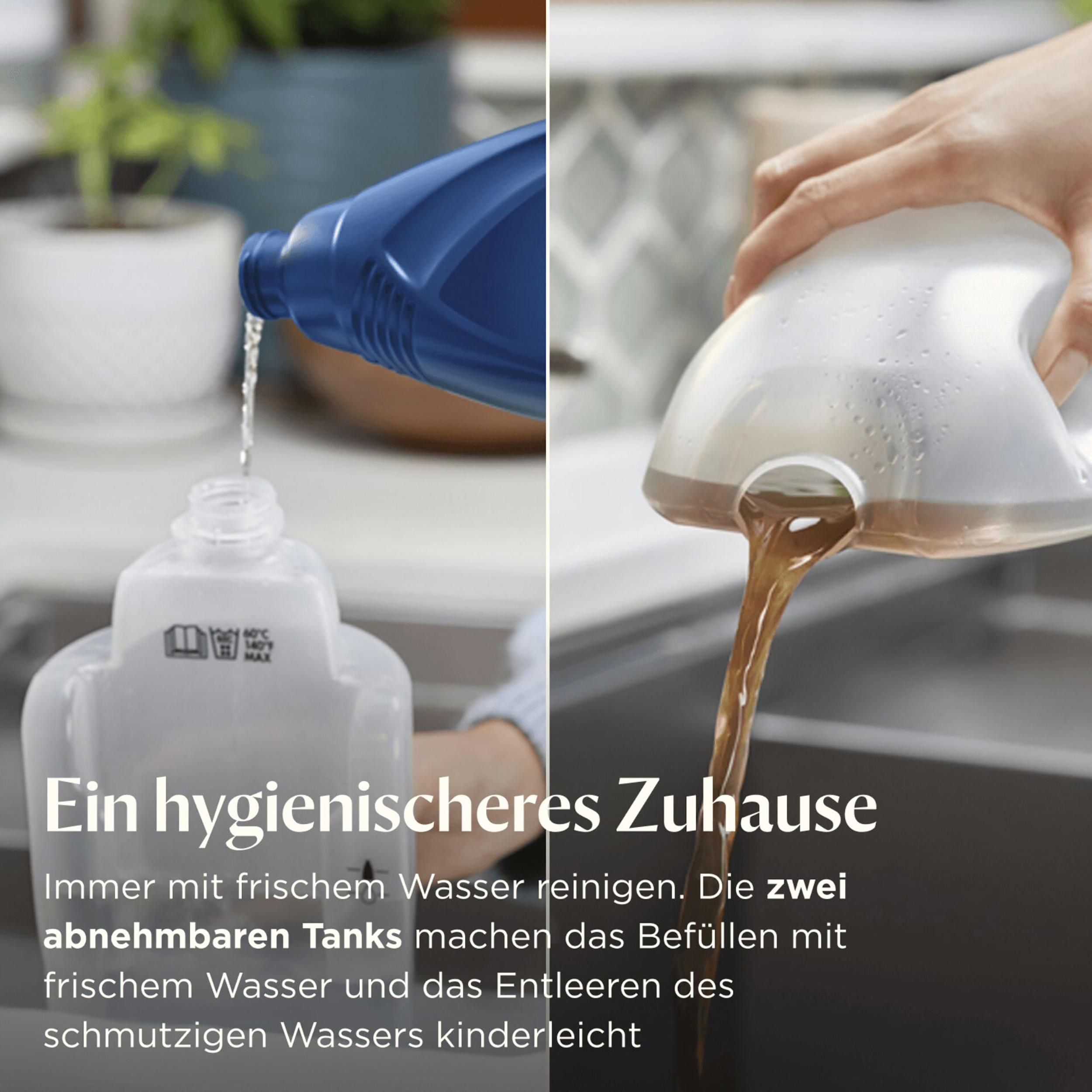 Zwei Hände gießen Wasser in zwei verschiedene Tanks. Einer ist ein klarer Tank, der andere ein blauer Behälter.