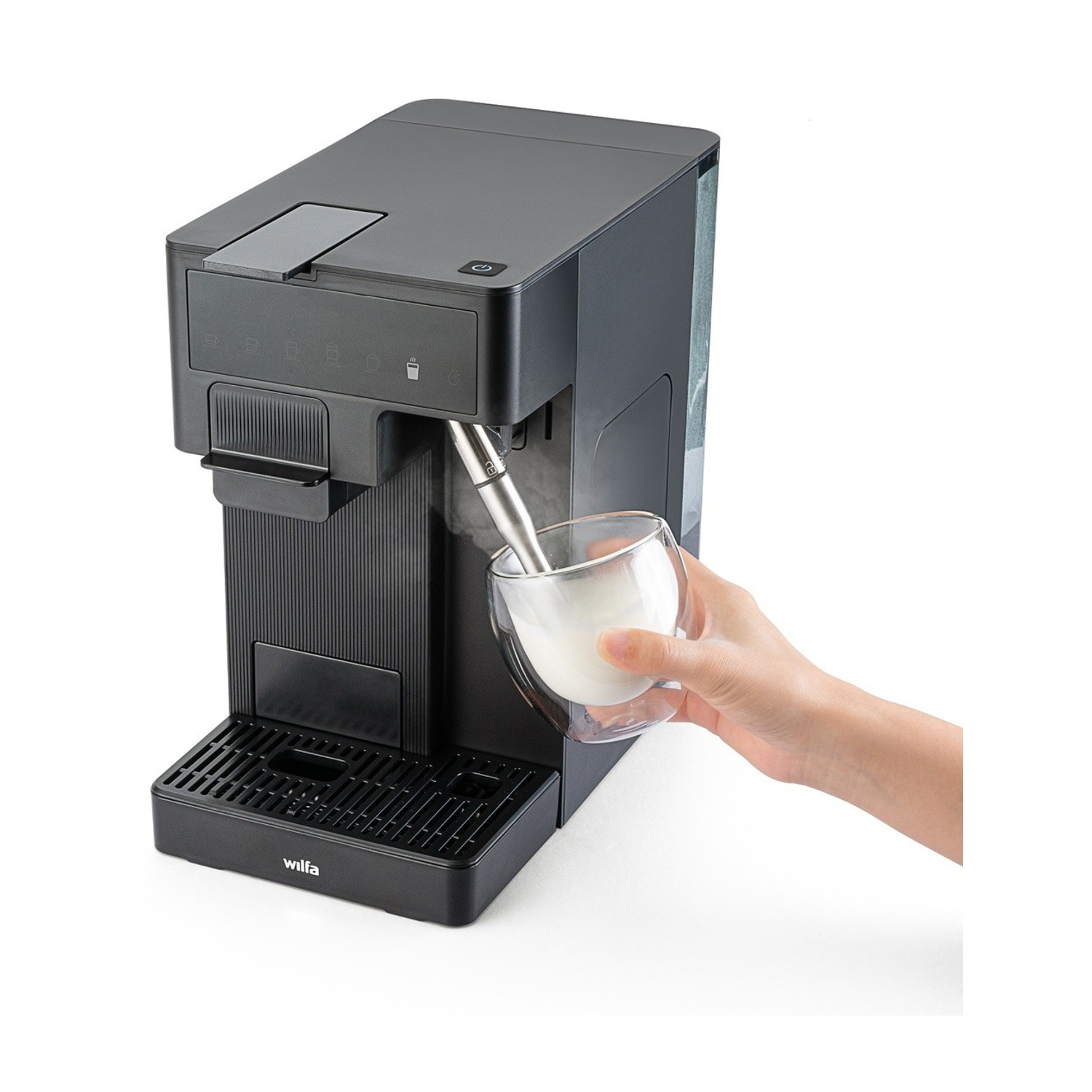 Una macchina da caffè nera che eroga in un bicchiere tenuto da una mano. Il vapore sale. La macchina ha dei pulsanti. Sfondo bianco.
