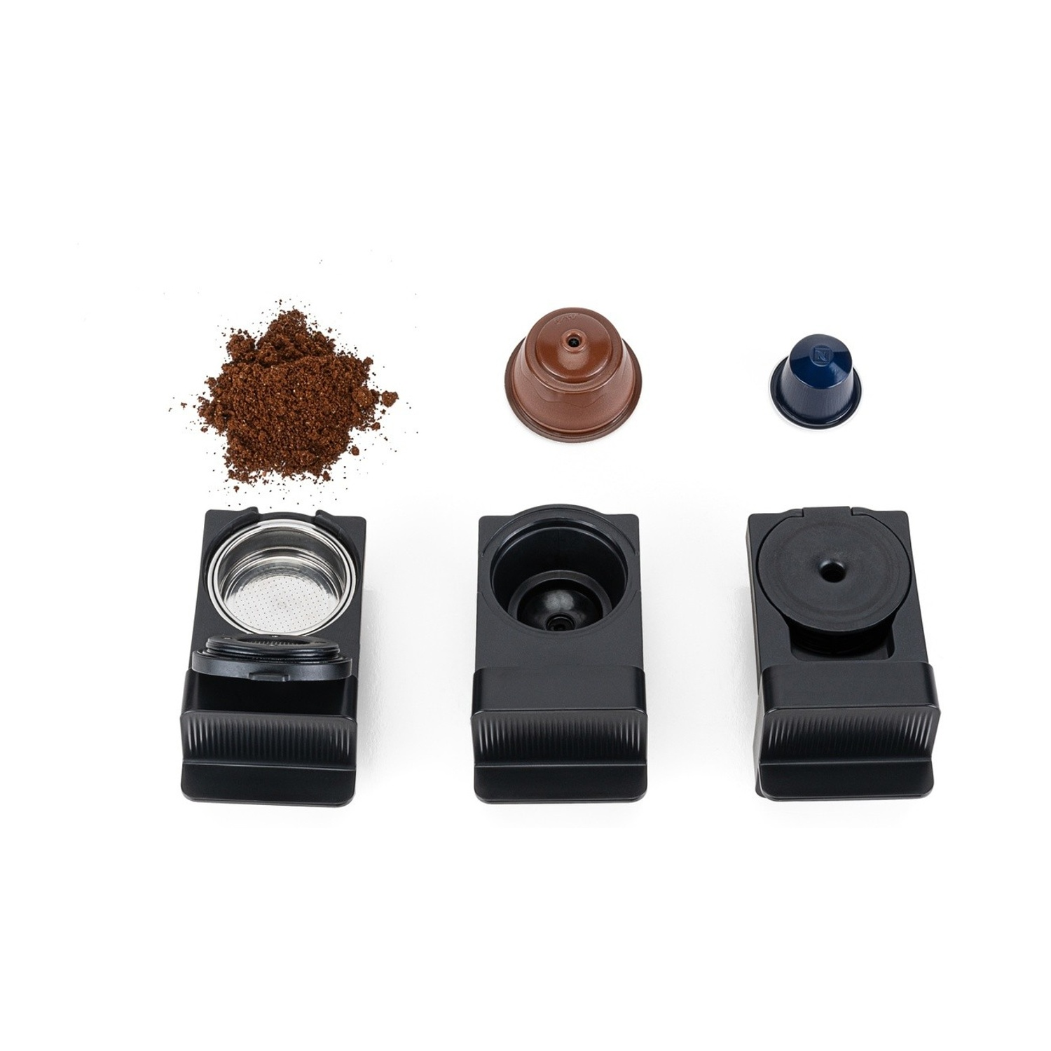 Componenti macchina caffè: caffè macinato, due capsule e tre parti nere della macchina, tutto su sfondo bianco.