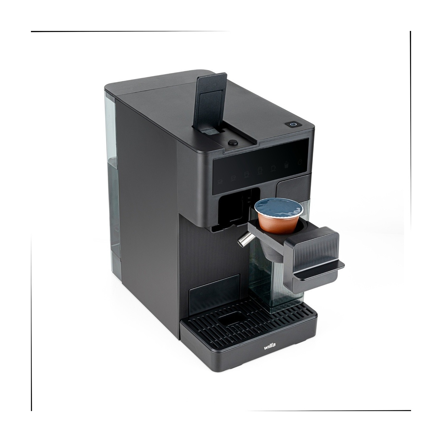 Una macchina da caffè nera e grigia con una cialda di caffè in posizione, vista da un'angolazione. È su sfondo bianco.
