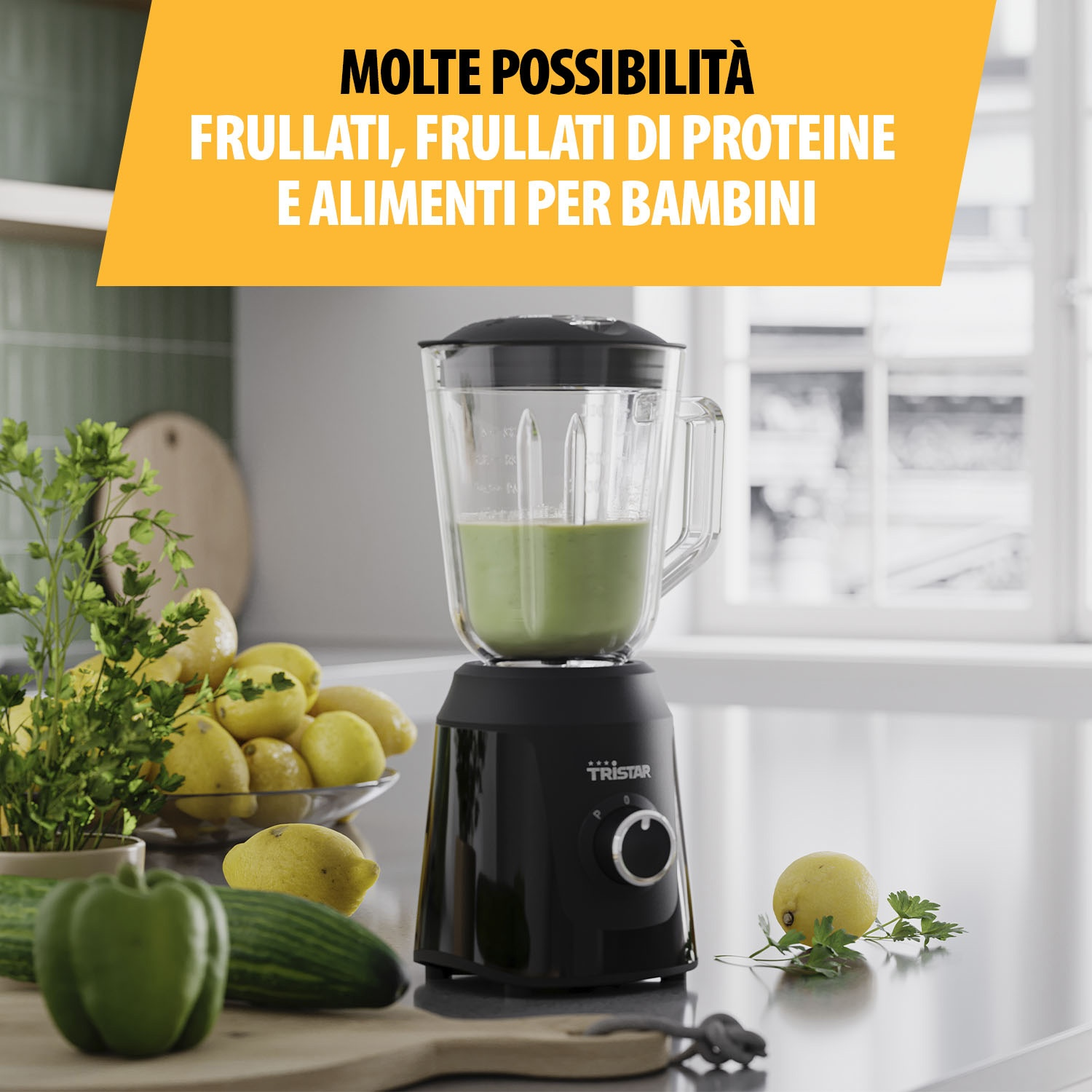 Un frullatore nero con frullato verde, limoni e verdure su un tavolo. Il testo italiano dice 'molte possibilità'.